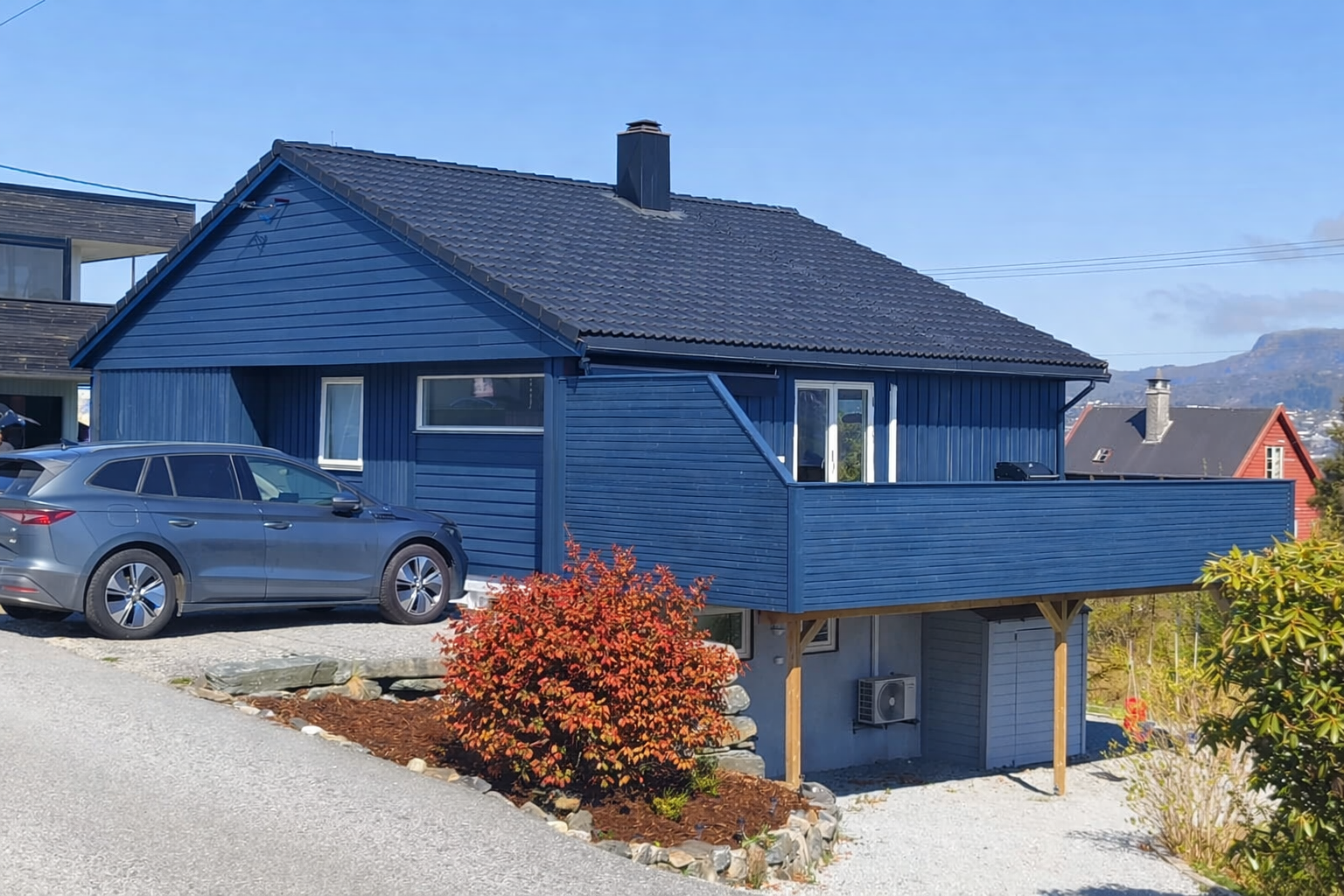 Rolig beliggenhet i barnevennlig område. God plass til flere biler på tomten. El bil lader montert ved parkeringsplass. Galleribilde