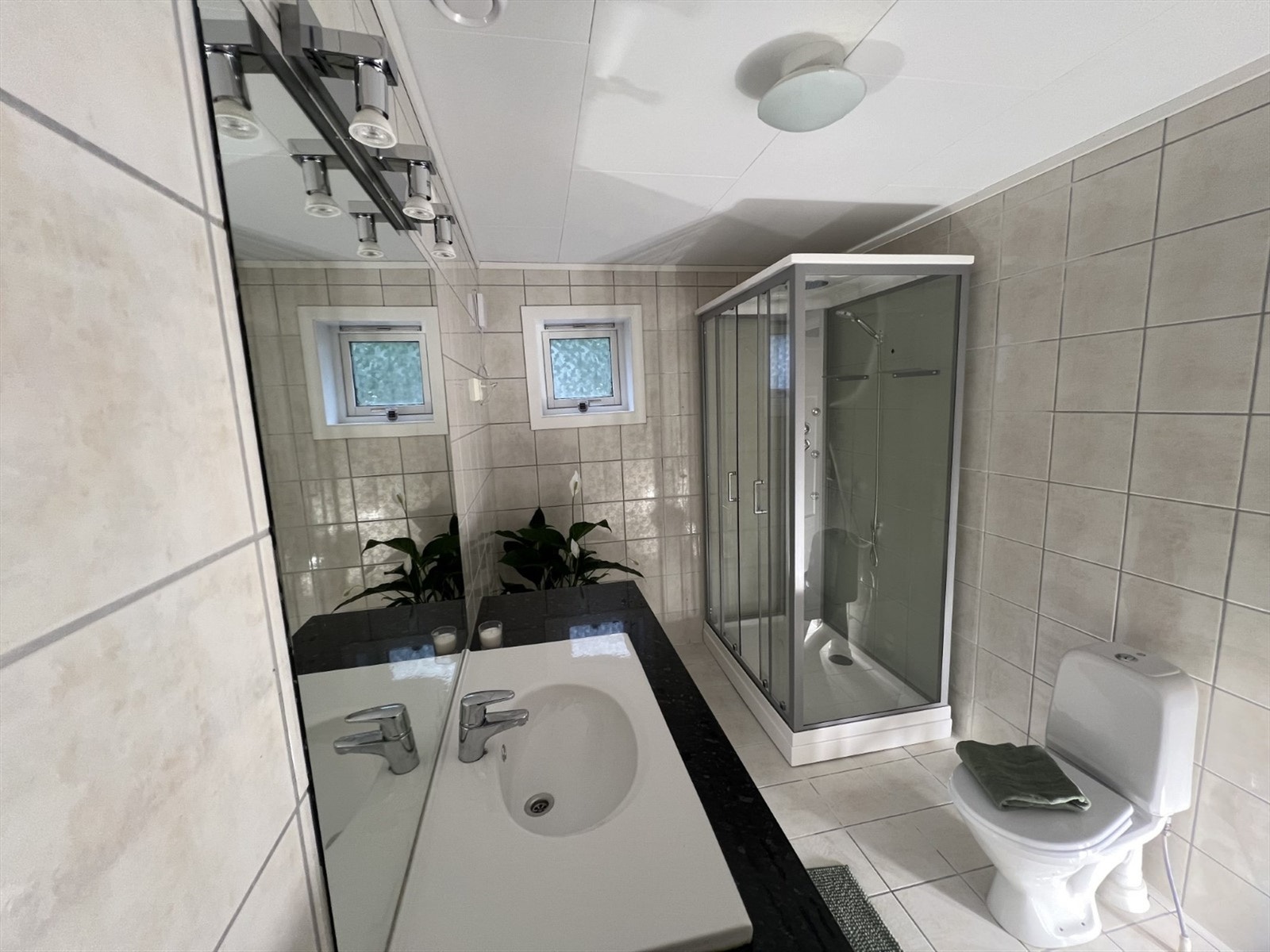 Badet i underetasjen har nytt dusjkabinett fra okt. 25'. Galleribilde