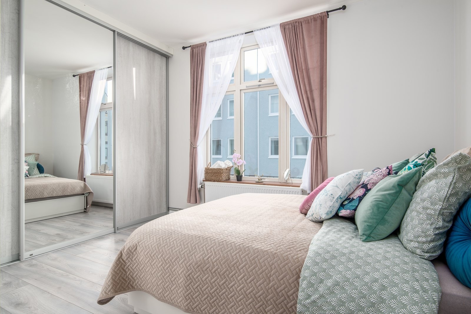 Soverom med romslig skyvedørsgarderobe Galleribilde