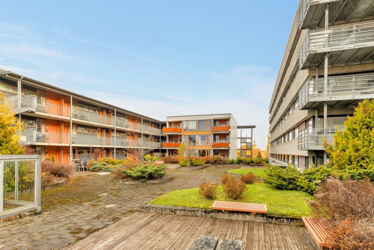 Borettslaget har en felles takterrasse som fritt kan benyttes av beboerne. Her er det flere benker og beplantede områder. Galleribilde