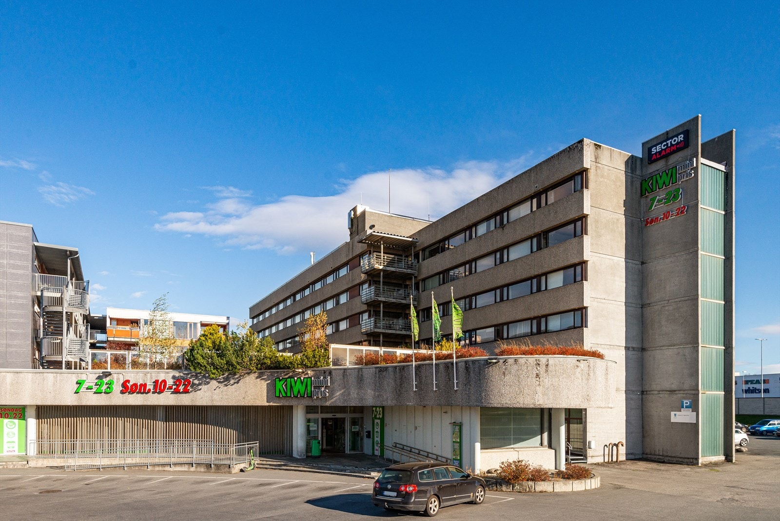 I første etasje ligger blant annet treningssenteret TrenHer og dagligvarebutikken KIWI som også holder søndagsåpent. I samme område ligger også Esso bensinstasjon. Galleribilde