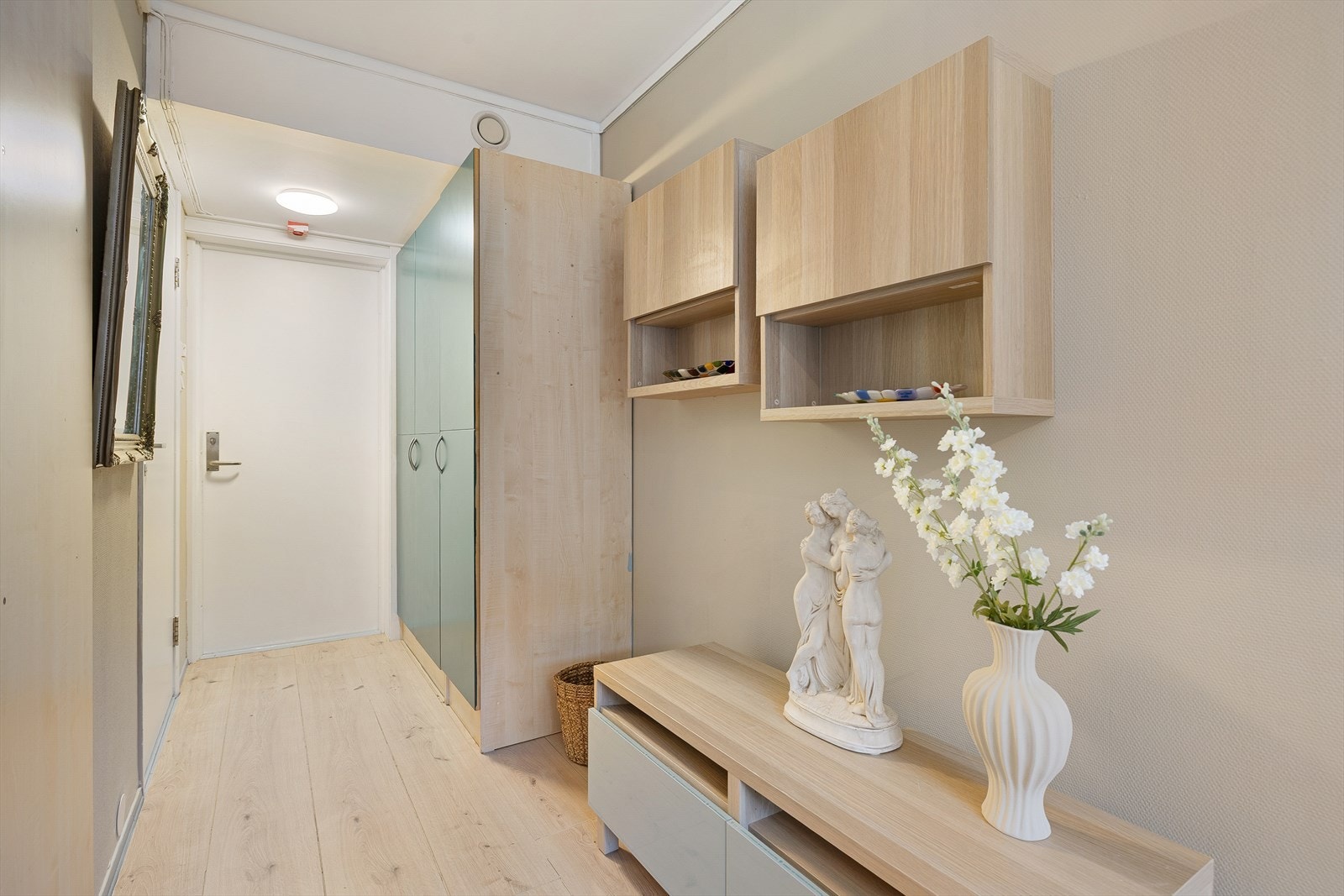 Leiligheten disponerer en egen bod i kjeller for ekstra lagring. I kjeller er det også et eget vaskerom som kan benyttes av alle beboere i borettslaget. Galleribilde