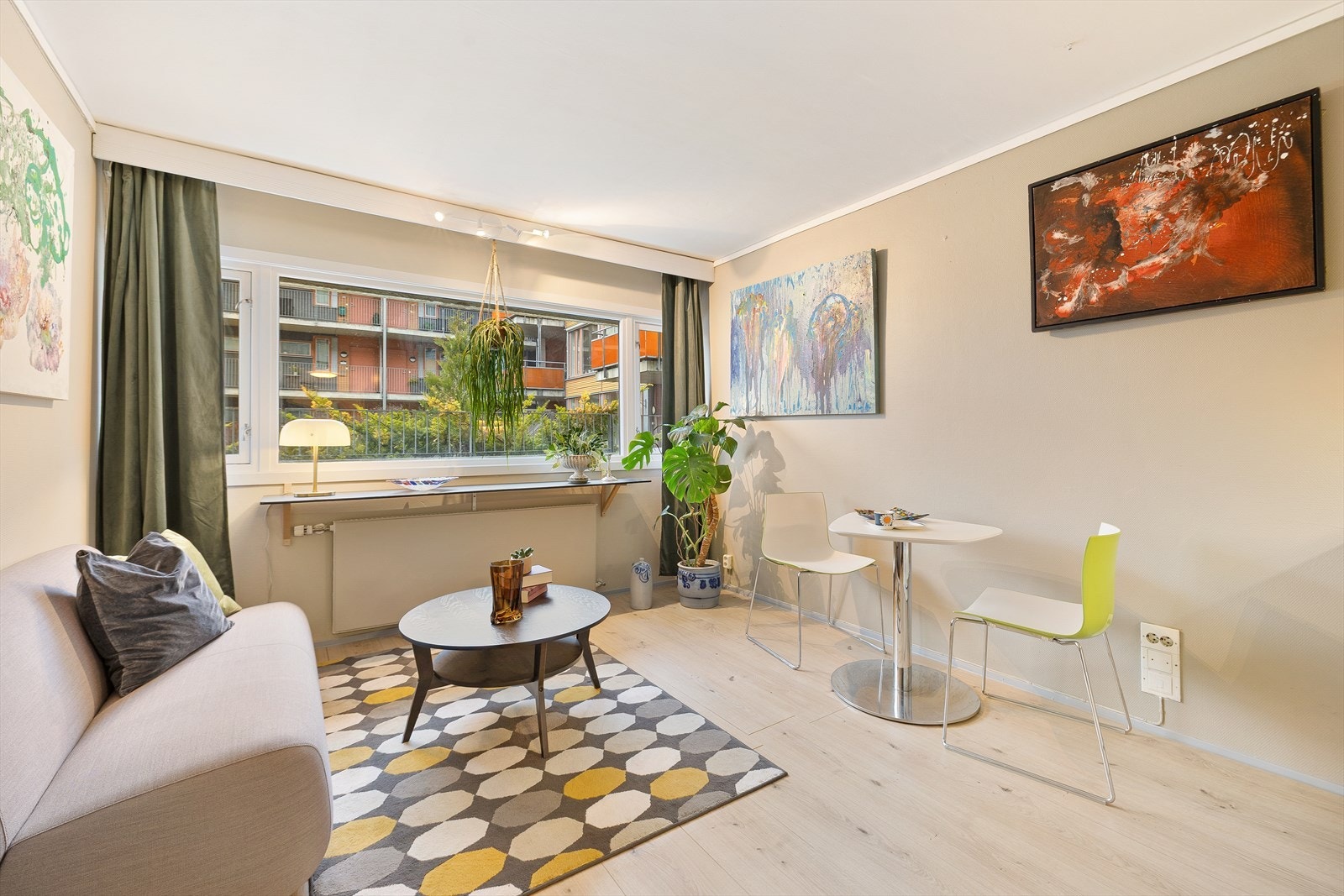 Selger har holdt boligen godt vedlike, hvor moderne fargetoner og detaljer kan sees gjennom hele leiligheten. Galleribilde