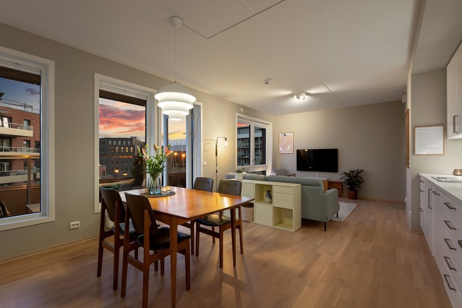 Upåklagelig stemning med kveldshimmelen rett inn. Galleribilde