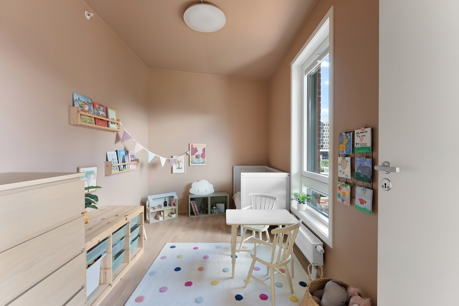 Plass til seng og garderobe. Også et fint rom for kontor med hyggelig utsikt utover nærområdet. Galleribilde