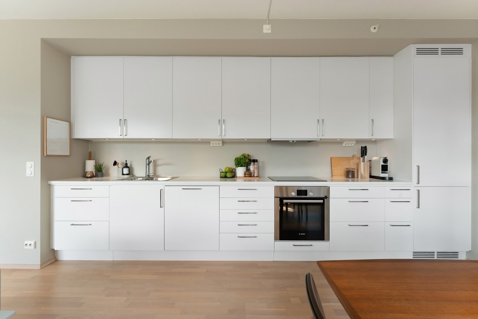 Pene, slette fronter, laminat benkeplate, ventilator og integrerte hvitevarer. Godt med lagringsplass. Galleribilde