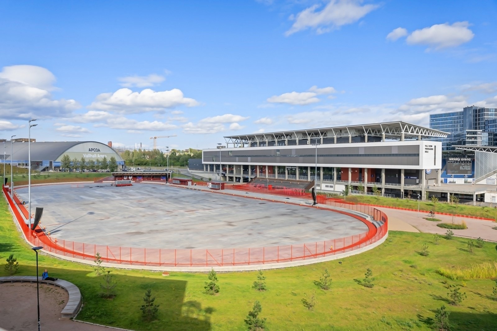 Rett ved Valle Hovin idrettspark og Intility stadion, som stod ferdig rehabilitert i 2024. Isbanen har gratis inngang for alle i vinterhalvåret. Galleribilde