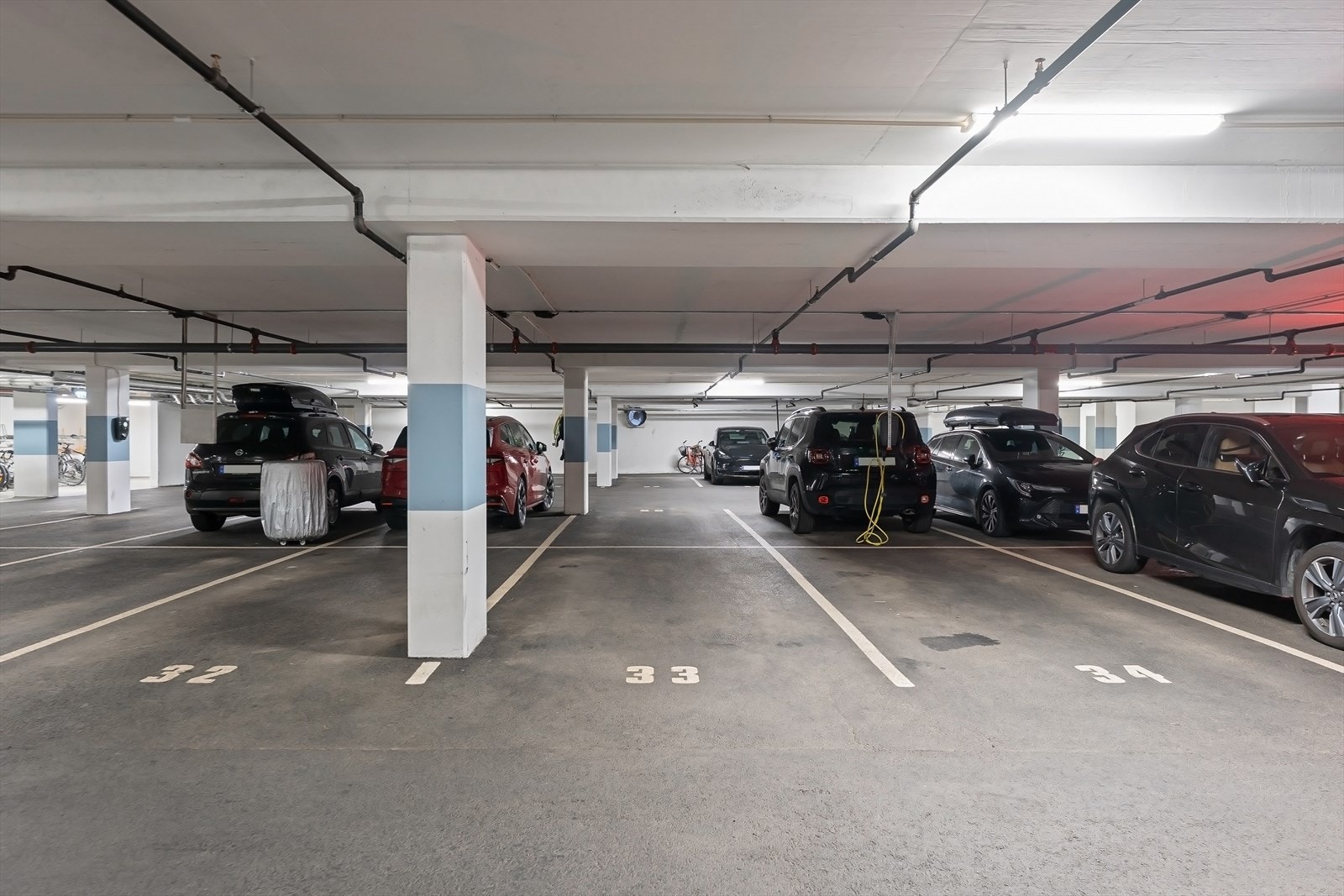 Heis ned til garasjekjeller. Leiligheten disponerer plass nr 33, utstyrt med elbillader (Ny 2022). Galleribilde