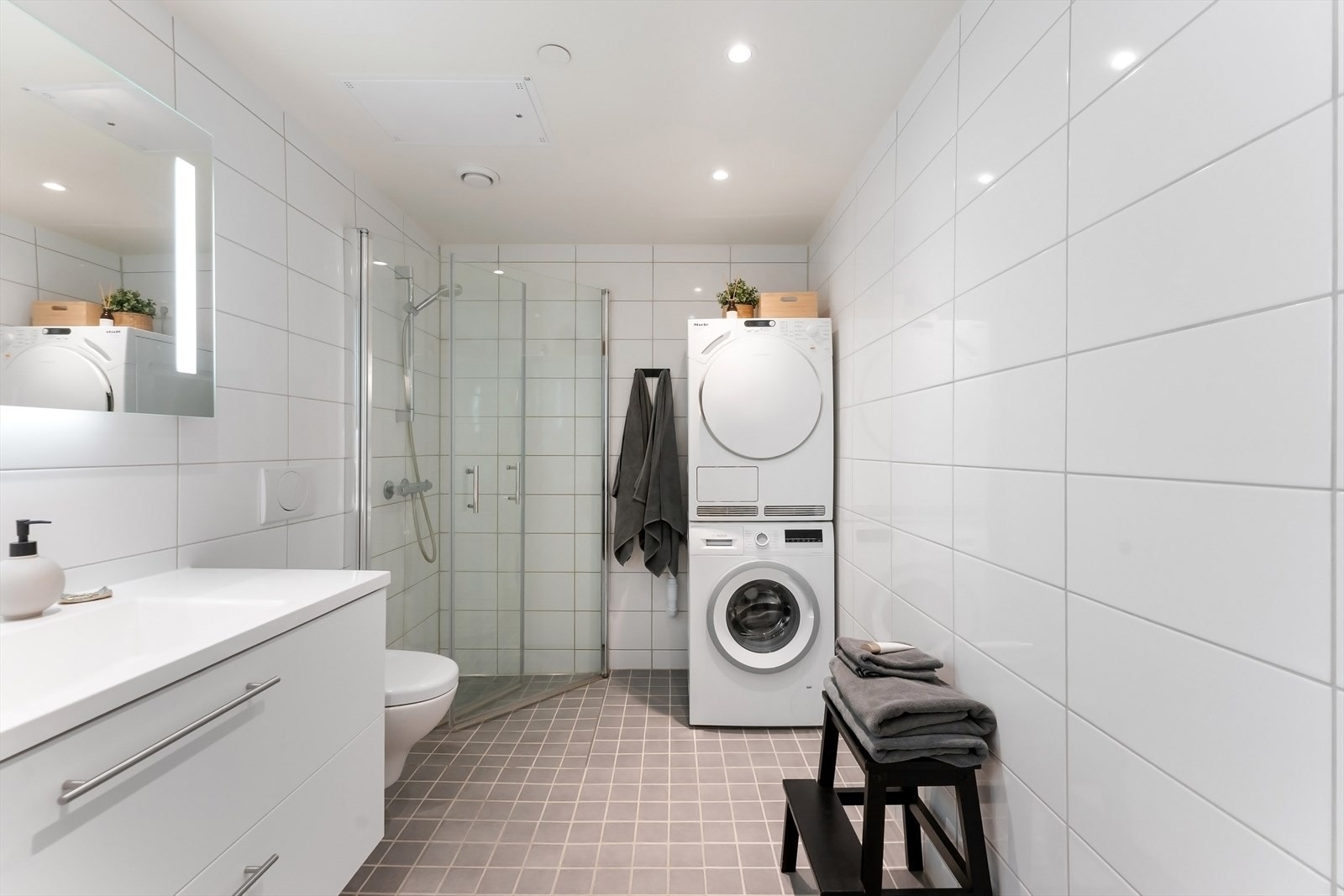 Romslig bad med opplegg for vaskemaskin, downlights i himling og vannbåren gulvvarme. Galleribilde