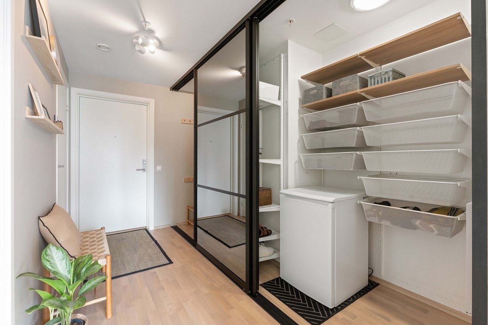 Legg merke til at det er plass til ekstra fryser i bod/garderobe. Galleribilde