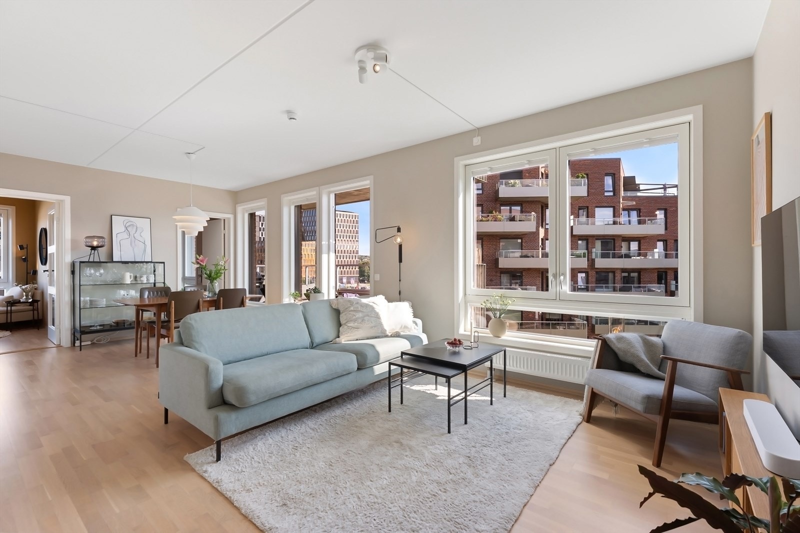Romslig, lys stue med store vindusflater langs hele langsiden av rommet. God plass til både sofagruppe og spiseplass. Galleribilde