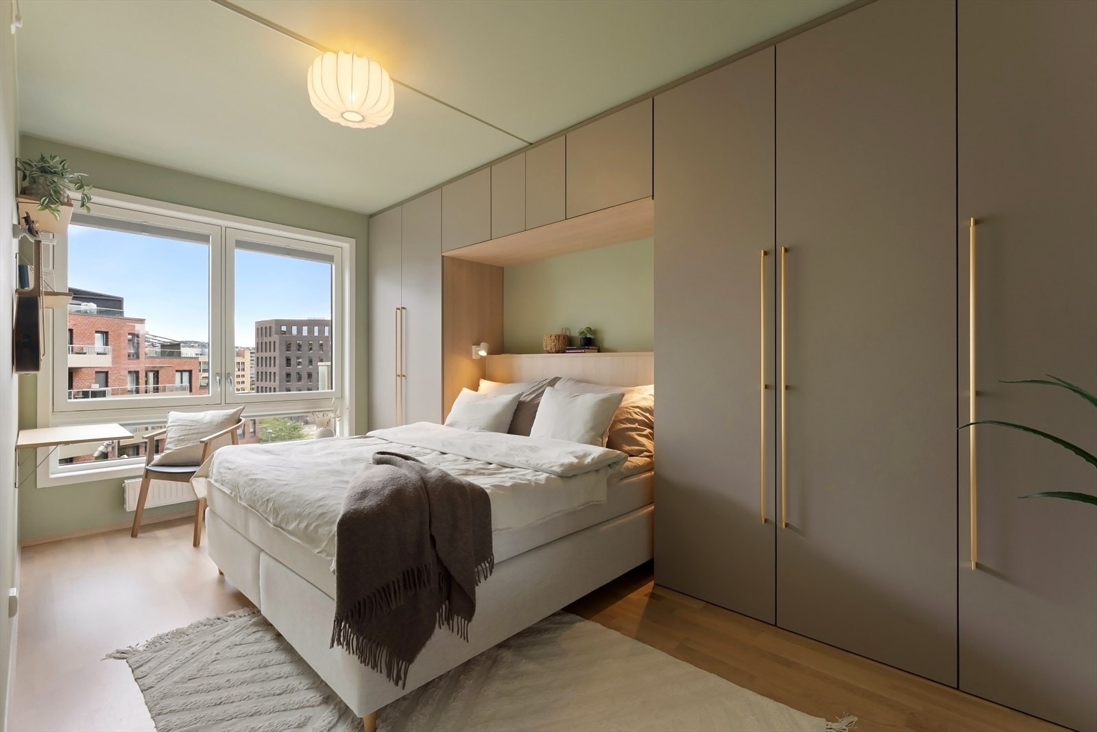 Innbydende hovedsoverom med rikelig oppbevaringsplass i plassbygget garderobe fra 2023. Galleribilde