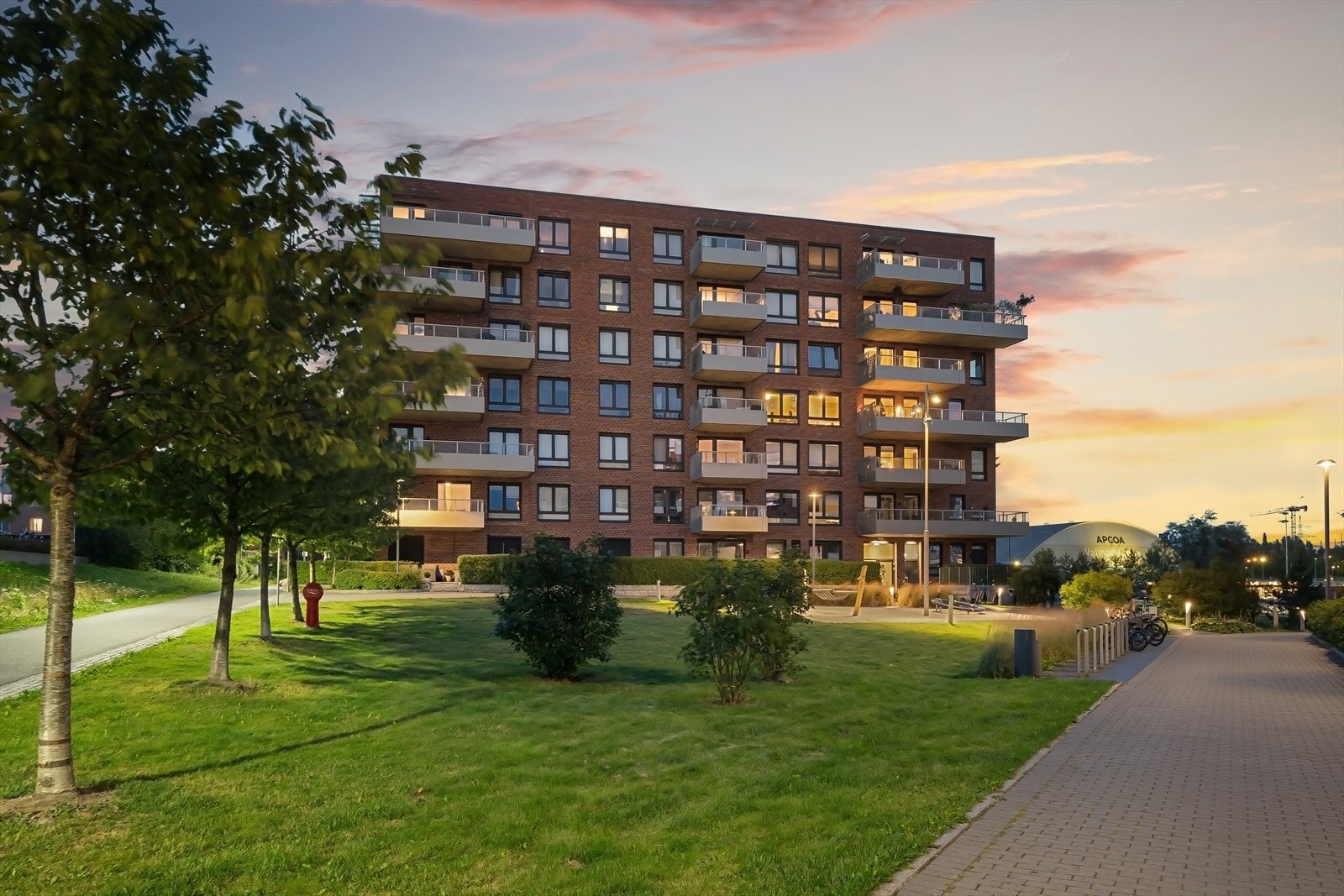 Leiligheten ligger i et moderne leilighetsbygg fra 2018. Området har god offentlig kommunikasjon med buss og T-bane fra Helsfyr og Hasle. Galleribilde