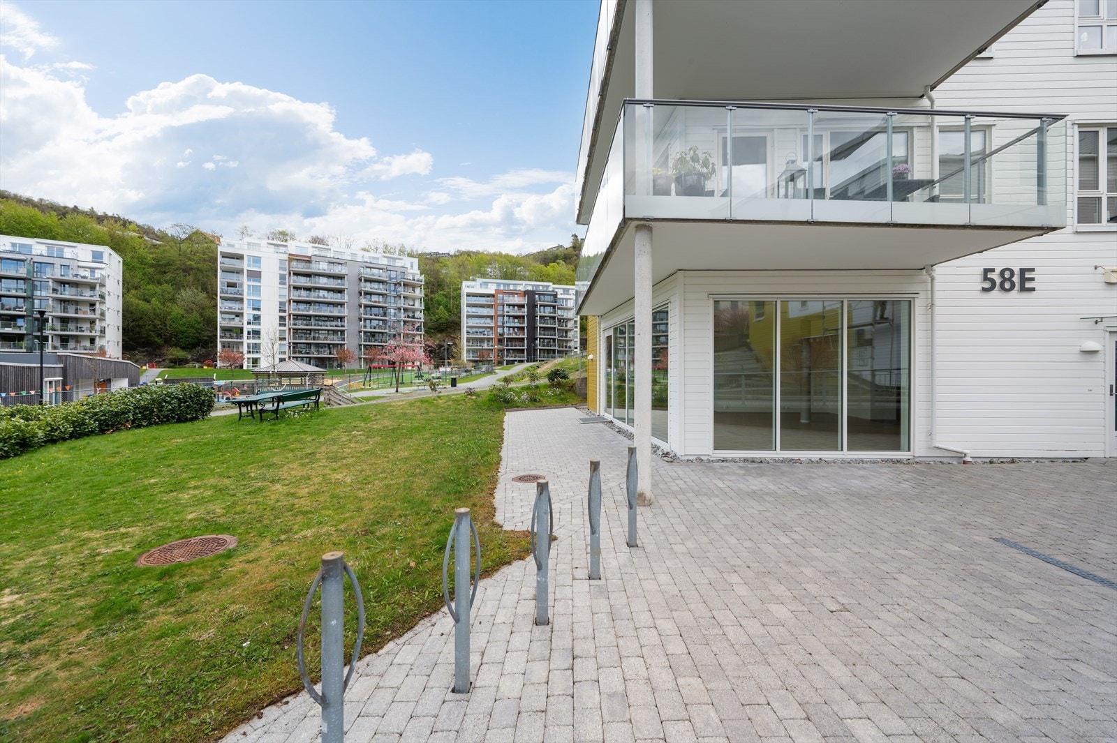 Eiendommen befinner seg meget sentralt til på Slettebakken, like mellom Fantoft og Nattlandsfjellet. Galleribilde