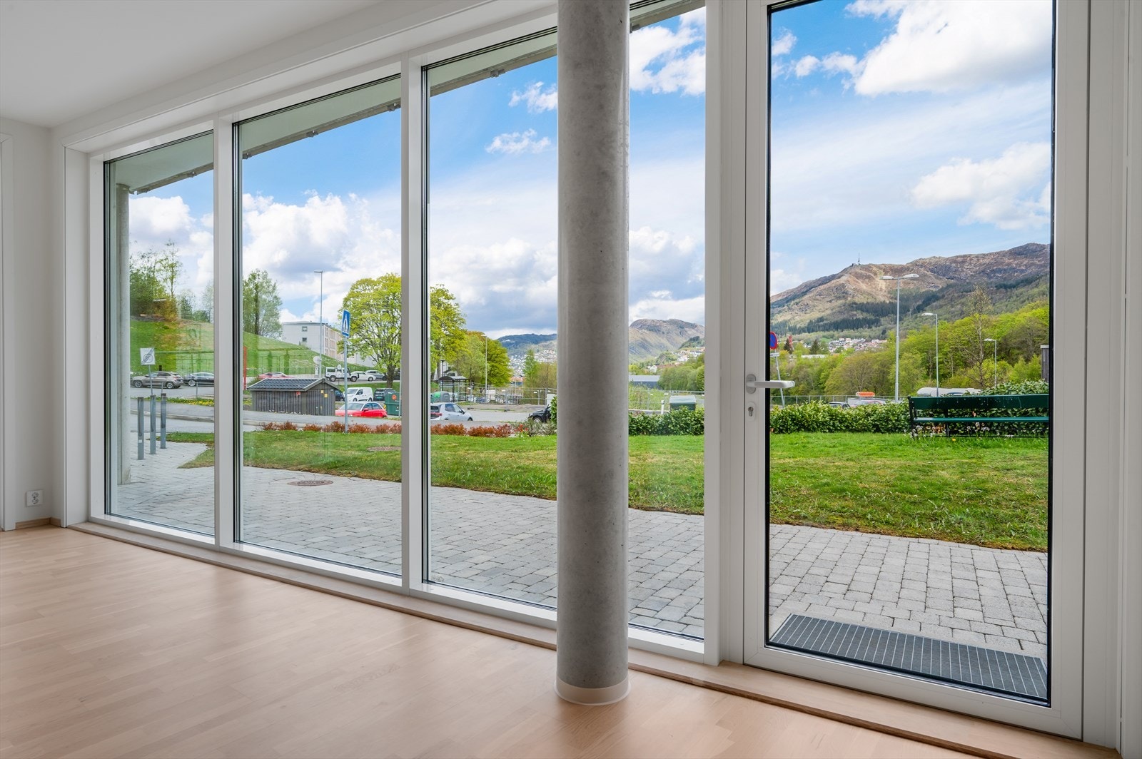 Fellesrommet utgjør hele 52,4 m² og representerer boligens hovedoppholdsrom. Galleribilde