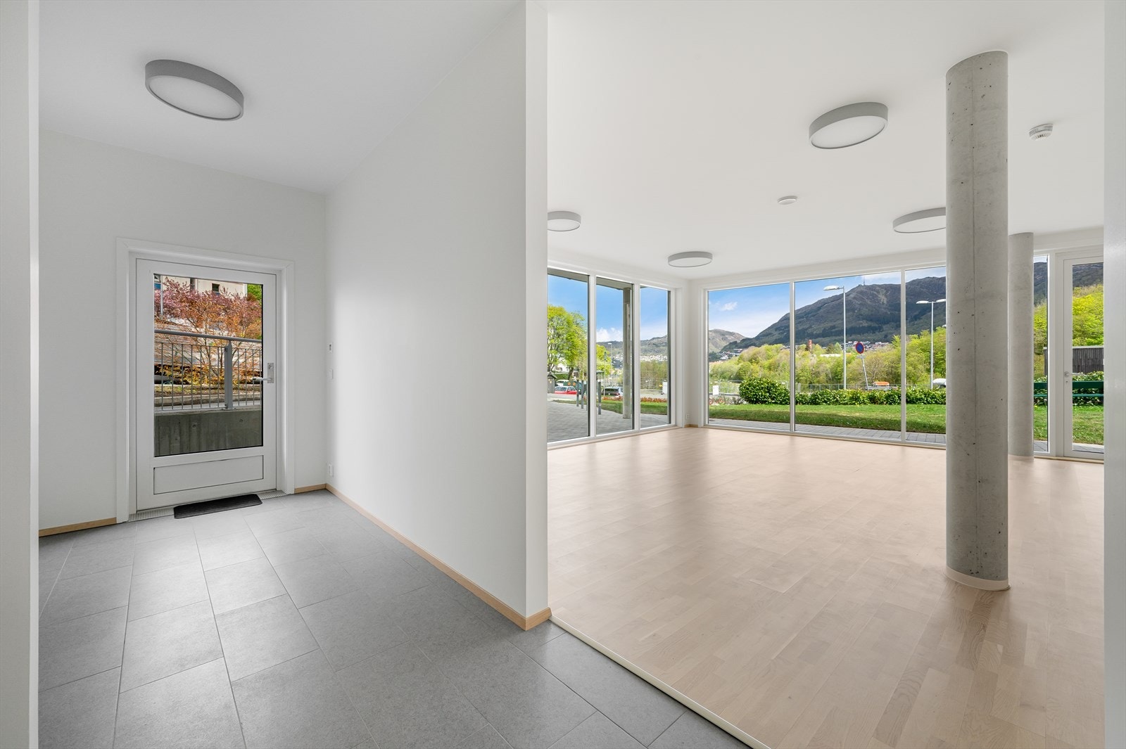 Eiendommen byr på romslige arealer og fleksible løsninger, men det må påregnes arbeider for ferdigstillelse. Galleribilde