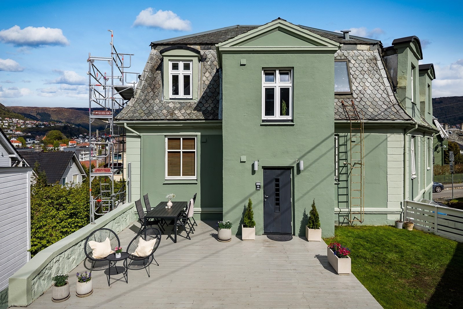 - Sameiet har flotte uteområder som man kan benytte seg av. Selger opplyser om sol i hjørnet på hagen fra ca. kl 09 og resten av hage/terrasse frem til ca. kl 20 midtsommers - Galleribilde