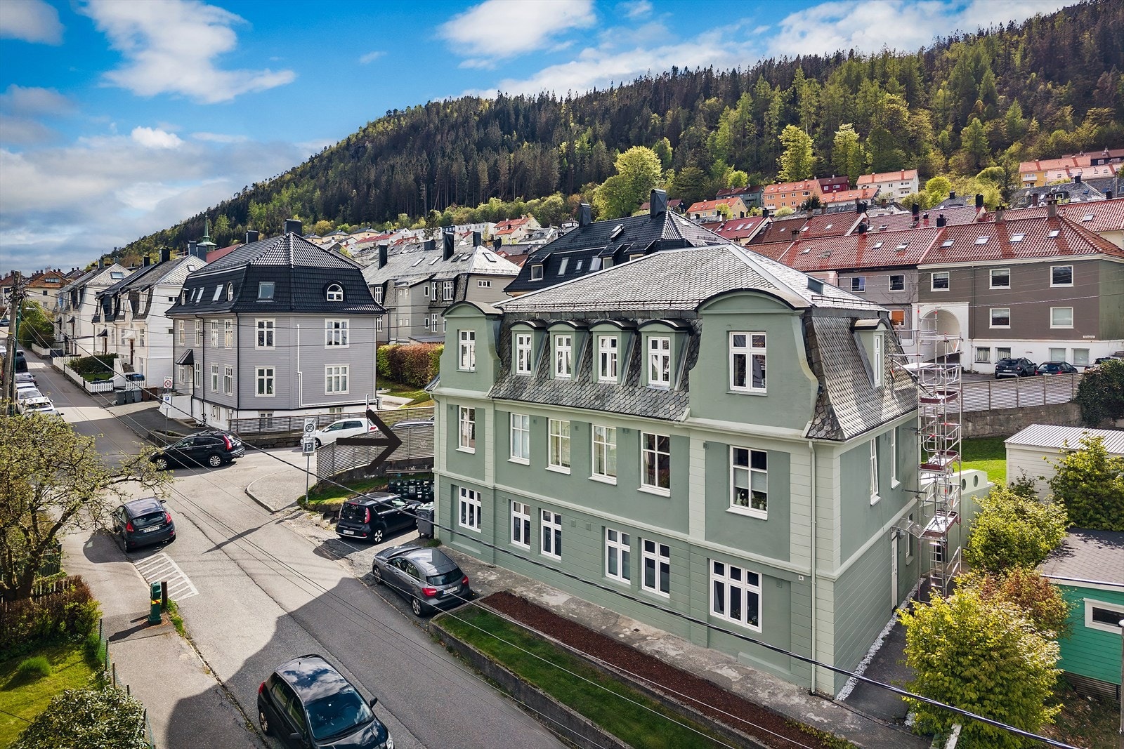 - Leiligheten ligger i en høy 1. etasje. Bo med nærhet til populære Løvstien og Løvstakken - Galleribilde