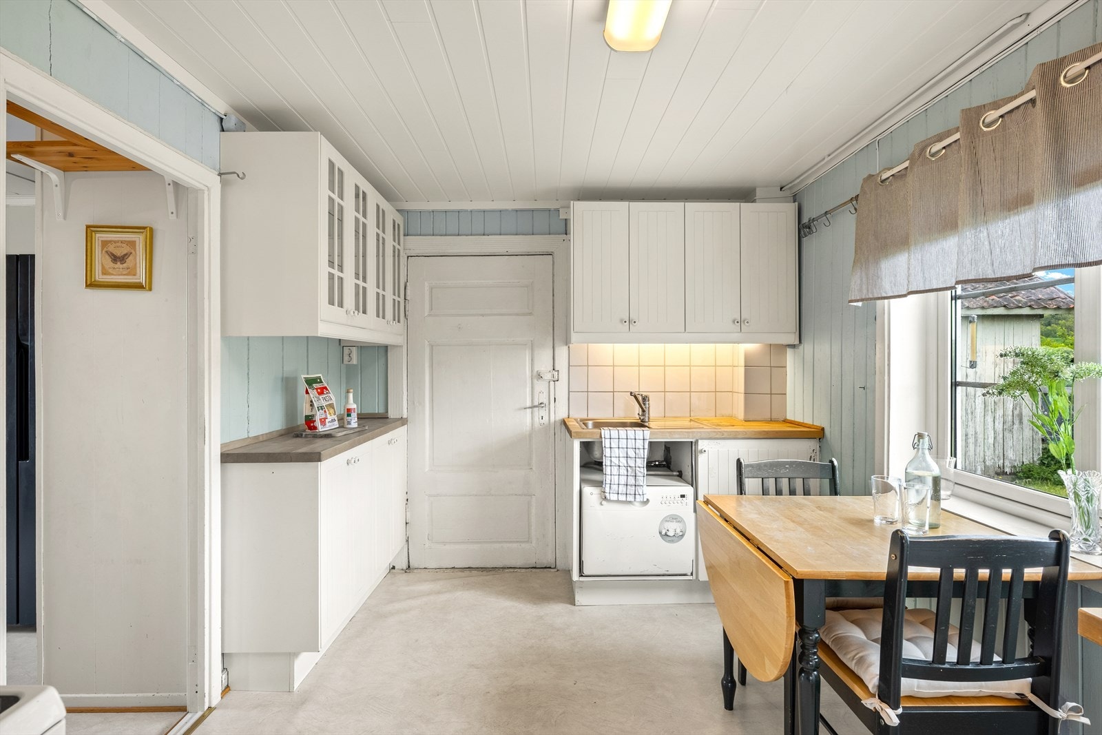 Kjøkkeninnredning med profilerte fronter og benkeplate i heltre. Galleribilde