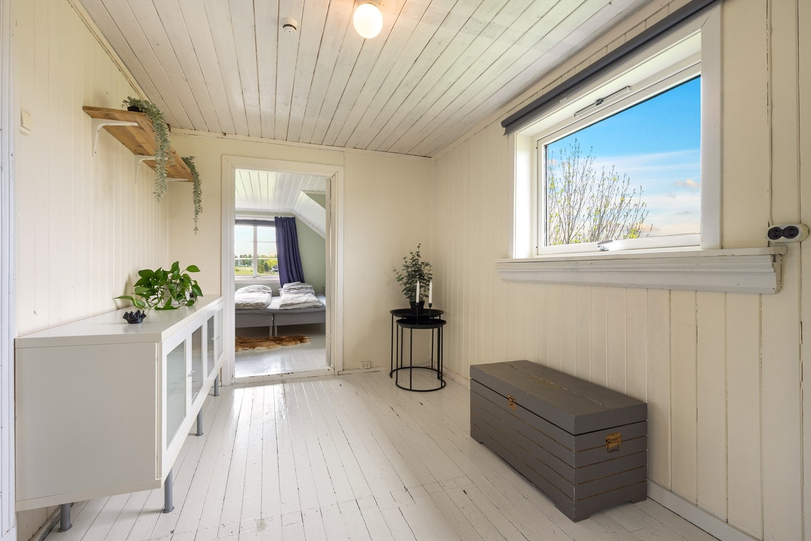 Rommet har malt panel på veggene og et originalt, malt tregulv. Galleribilde