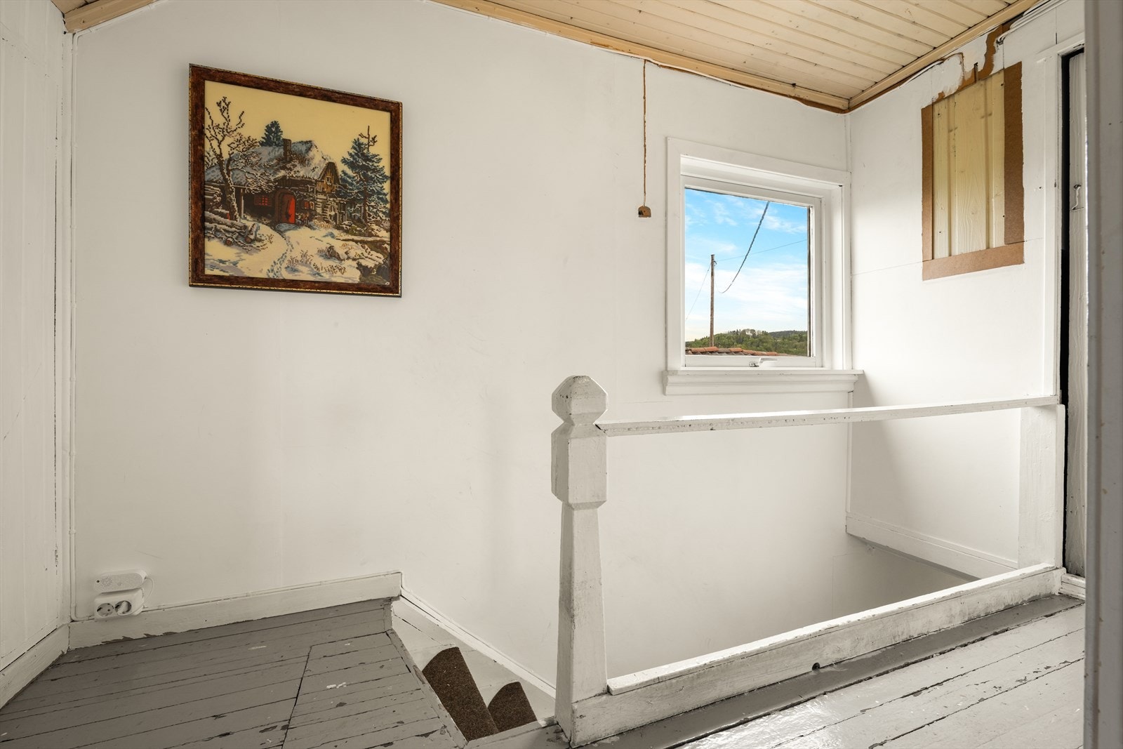 Trapperommet i loftsetasjen har malt tregulv, som er gjennomgående for etasjen. Galleribilde