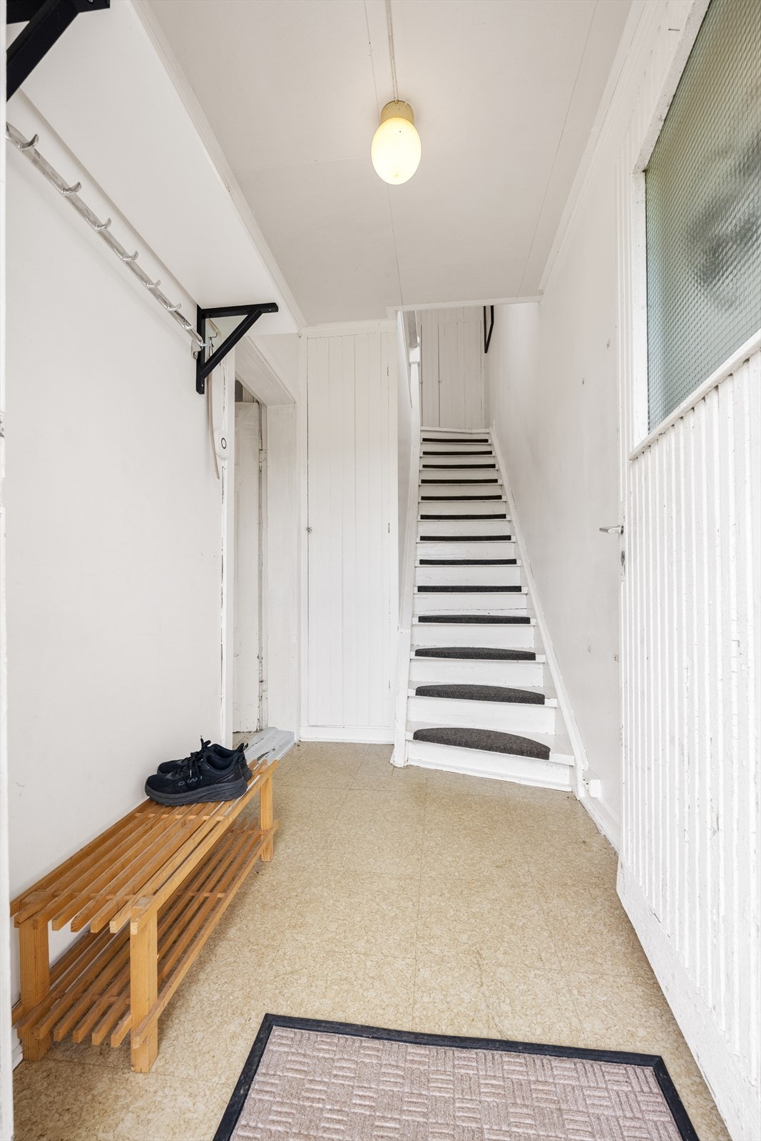 Entré med malt tretrapp som fører opp til loftsetasjen. Galleribilde