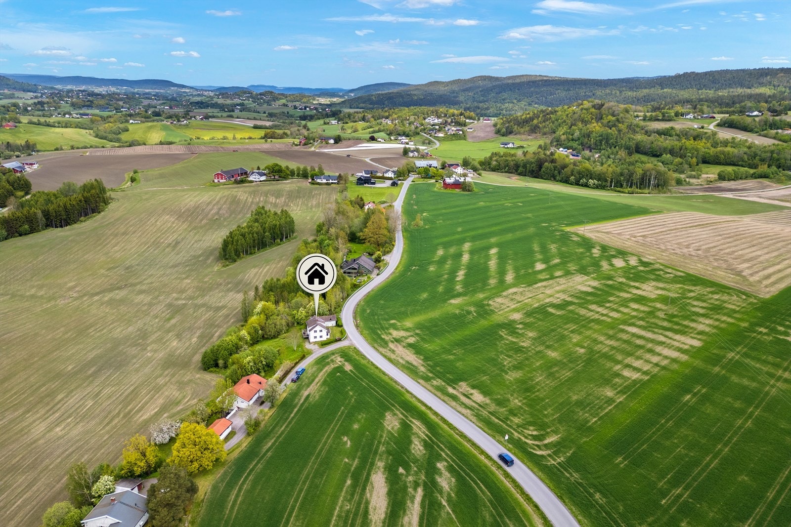 Eiendommen ligger i et område med spredt bebyggelse og lite trafikk. Galleribilde