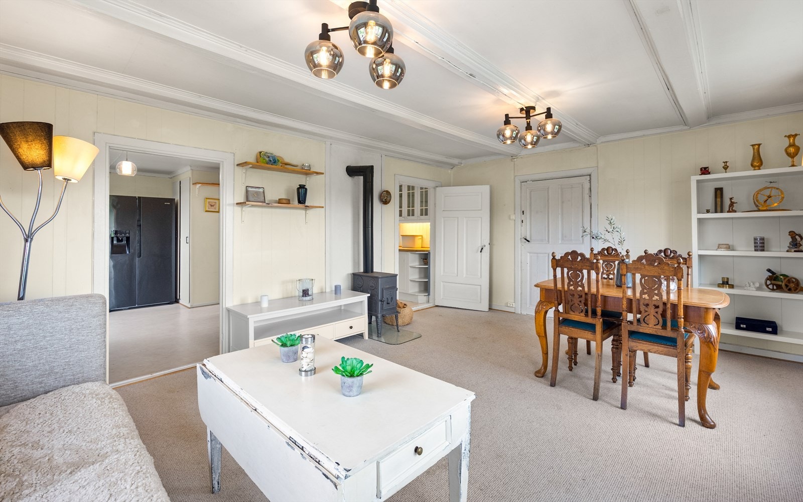 Hovedstue med plass til sofa og spisebord. Galleribilde