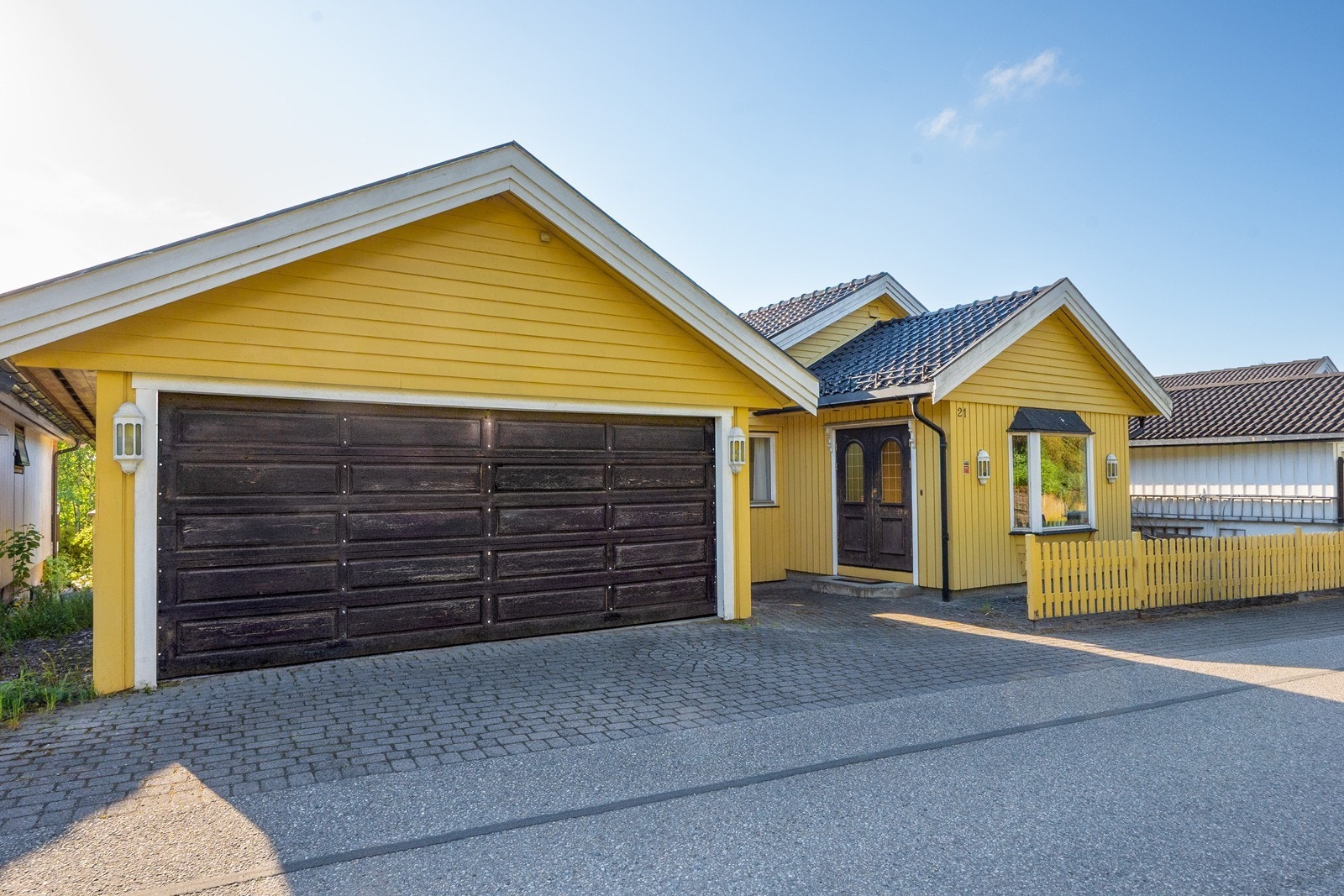 Parkering gjøres enkelt i dobbelgarasje med elbillader og på egen, steinbelagt gårdsplass. Galleribilde