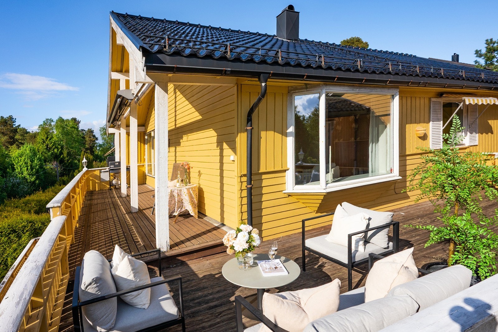Verandaen strekker seg langs husets vest- og sydside for optimale solforhold hele dagen. Galleribilde