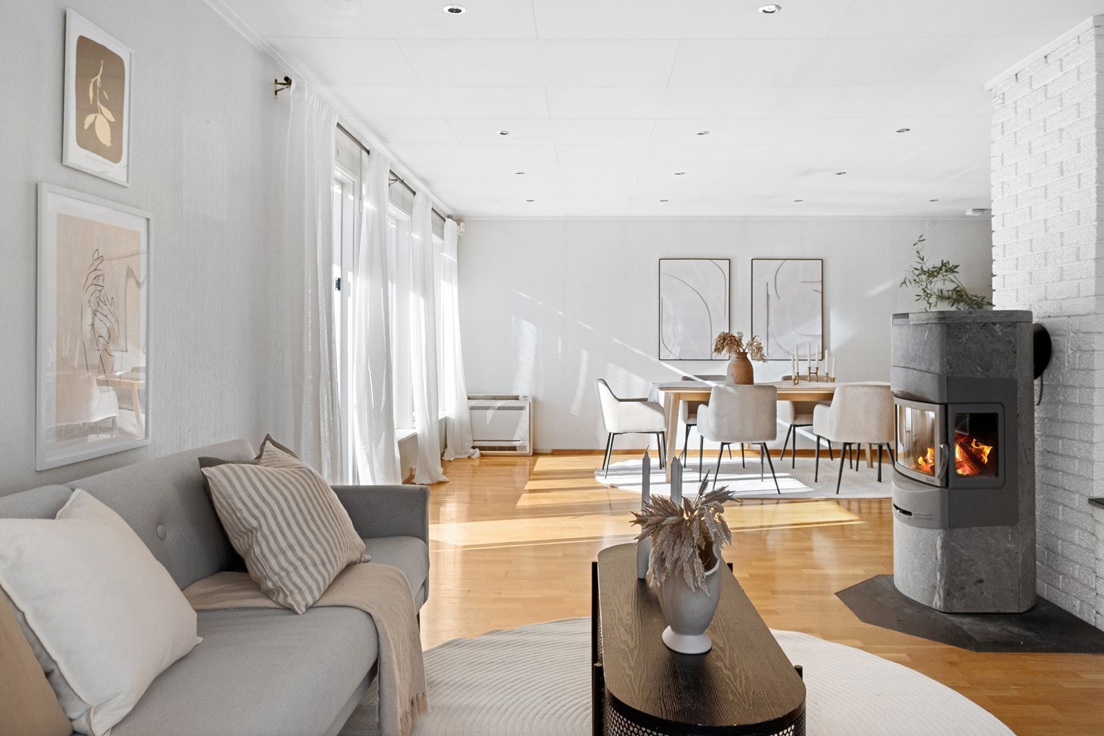 Midt i rommet står en peisovn for ekstra varme og varmepumpe bidrar til behagelig inneklima året rundt. Galleribilde