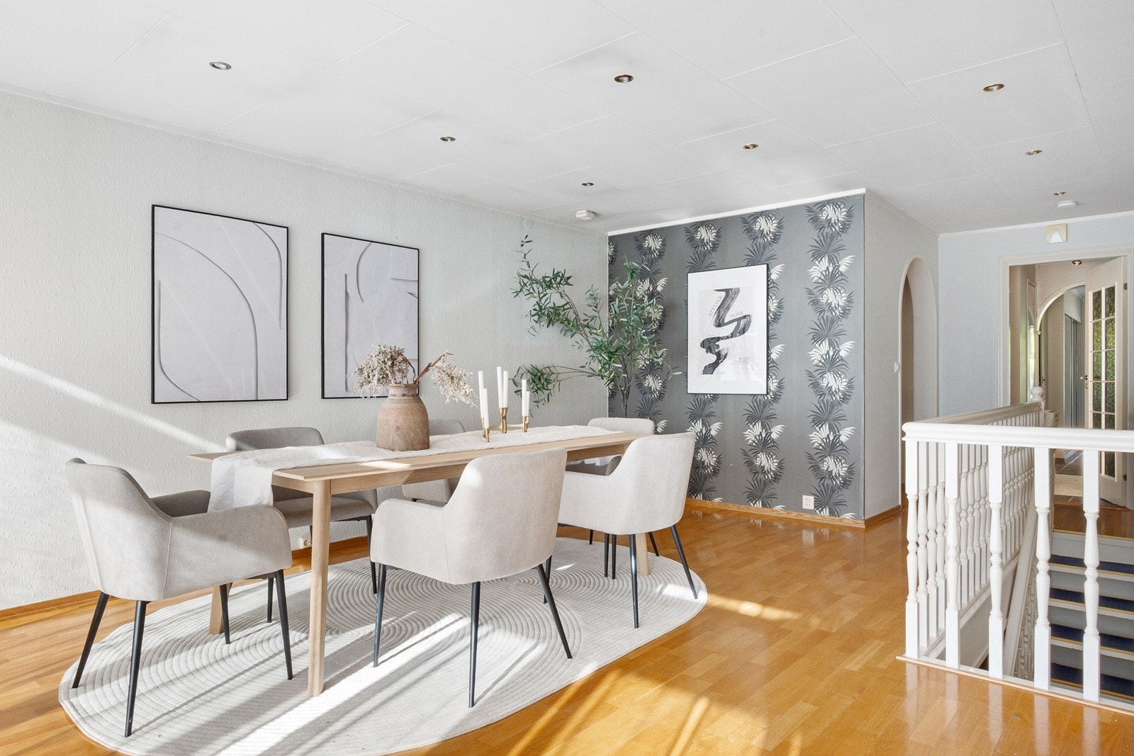 Det er utstrakt bruk av downlights, innslag av tapet på vegger og gjennomgående eikeparkett på gulv. Galleribilde