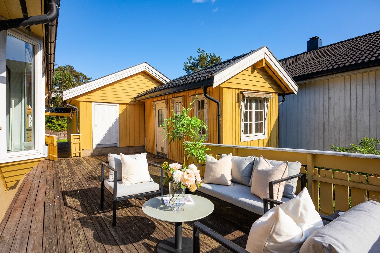 En lun uteplass med stort potensiale! Uthuset ble tilbygd i 1996. Galleribilde