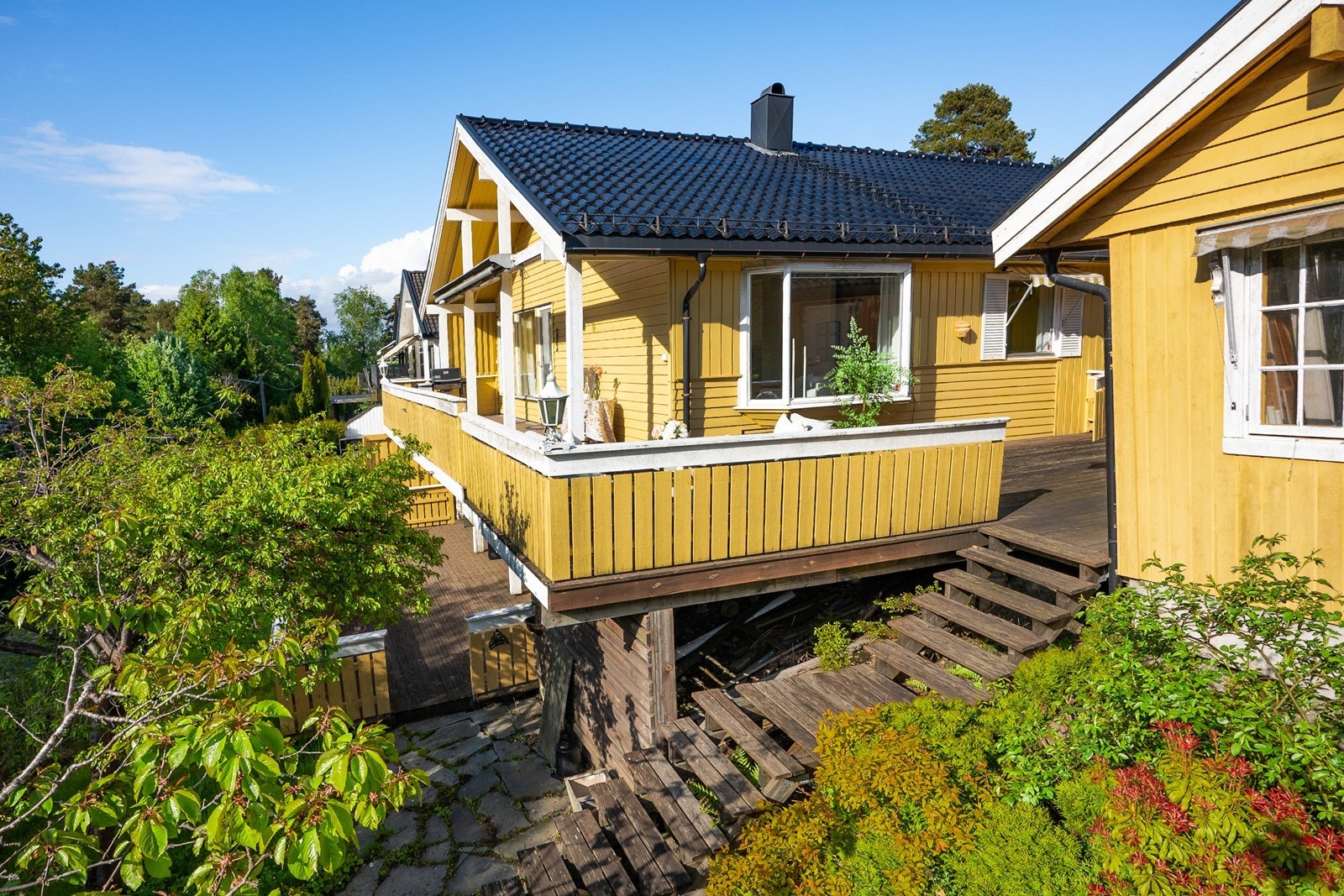 Fra verandaen er det trapp ned til hageflekk og markterrassen som også har adkomst fra underetasjen. Galleribilde
