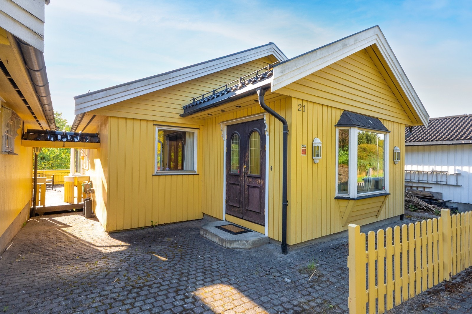 Velkommen inn ønskes i 1. etasje via tofløyet inngangsdør. Galleribilde