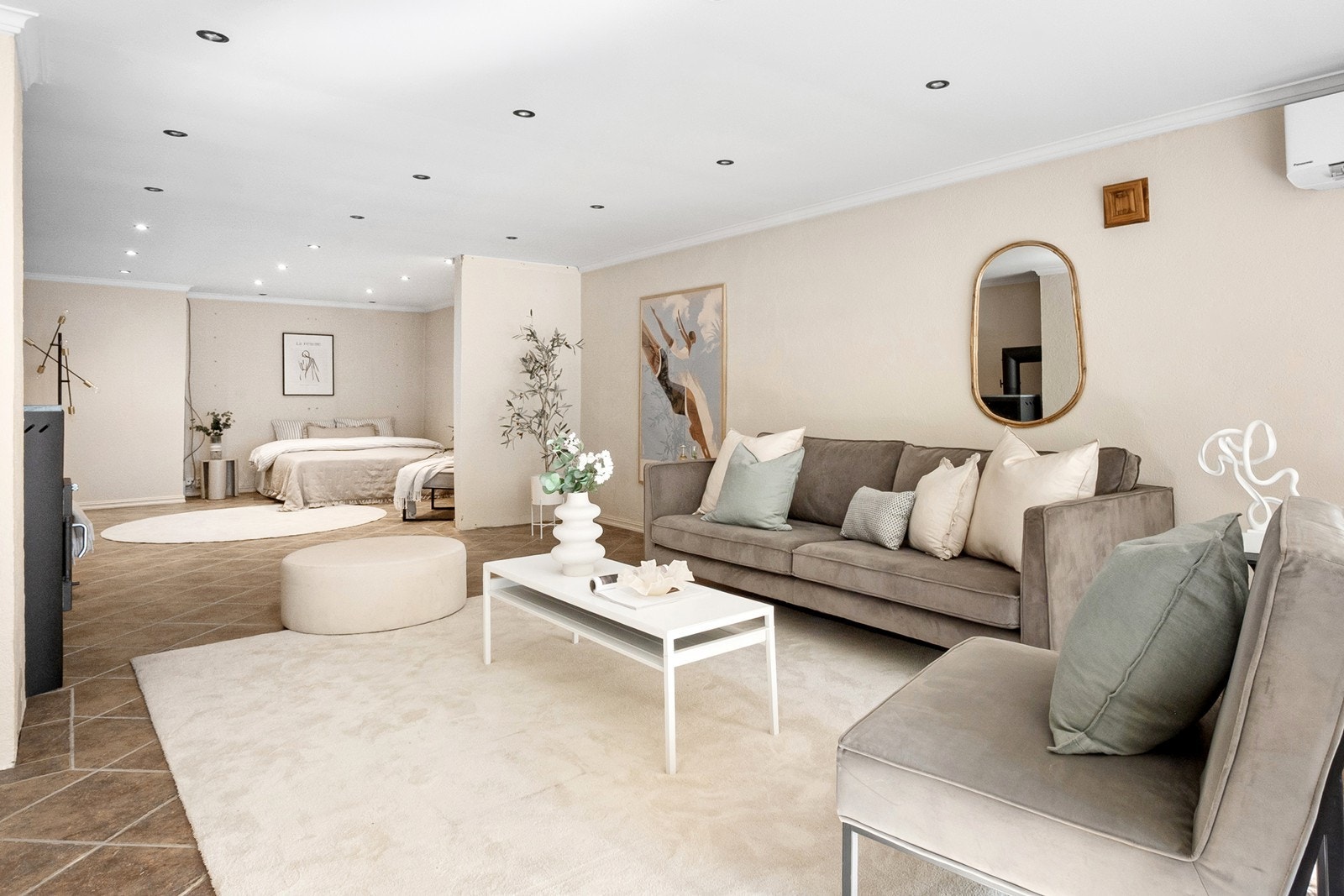 Rommet har flislagt gulv, rikelig med downlights og lyse overflater. Rommet er ikke godkjent for varig opphold. Galleribilde