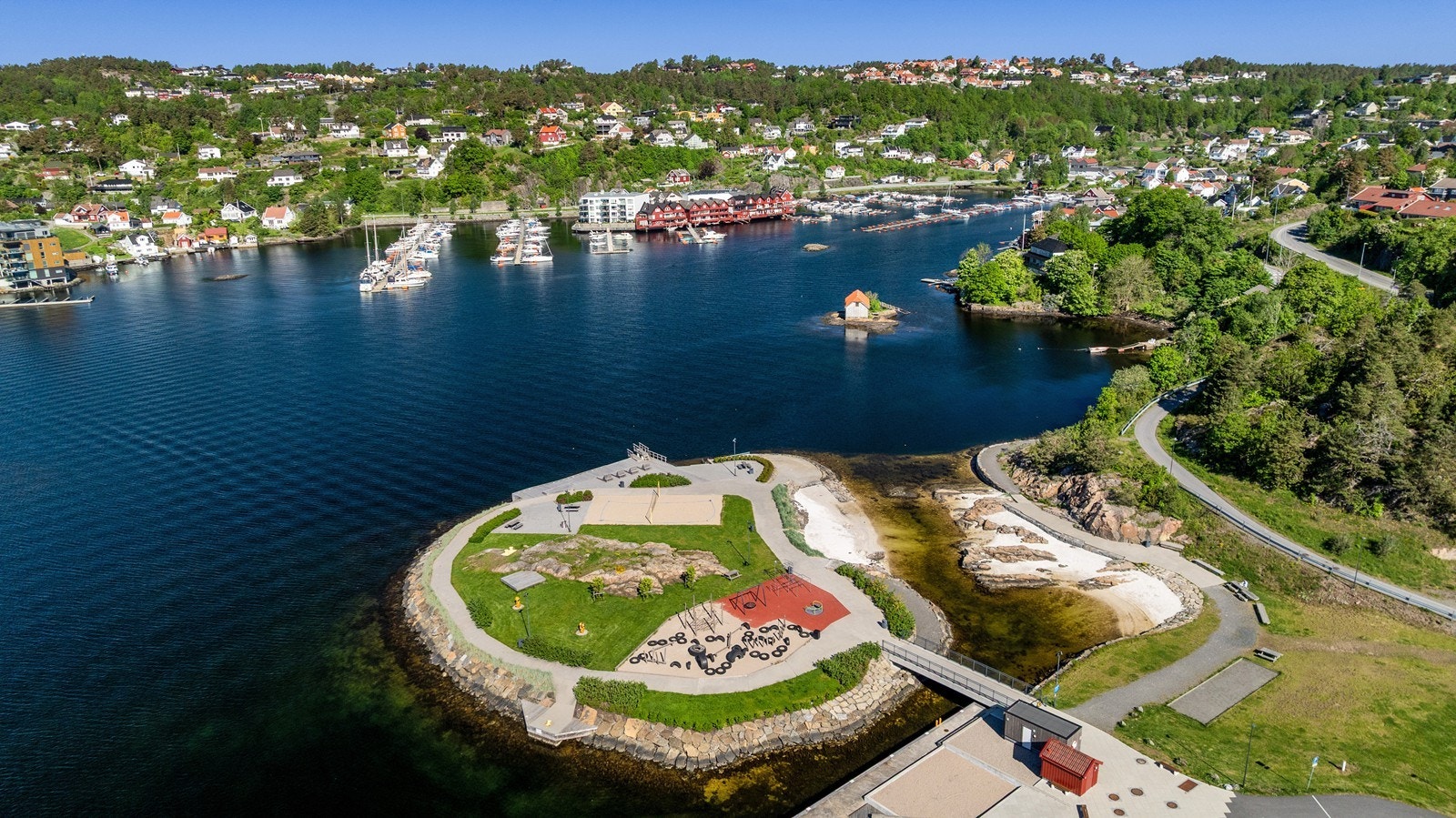 Kort spasertur unna ligger Løkholmen, et av Arendals mest populære friområder for bading og rekreasjon. Her finner man strand, brygger, stupebrett, volleyballbane, lekeplass og tilrettelagte fasiliteter for rullestolbrukere. Galleribilde