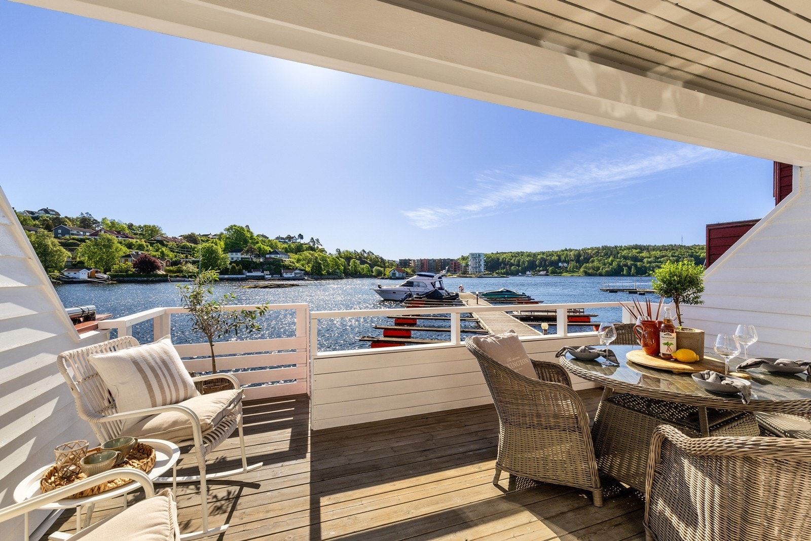 Her får du følelsen av å bo på vannet, med sjøen som nærmeste nabo, og en romslig veranda på 17 m² med egen badeplattform. Her ligger alt til rette for idylliske dager ved sjøen, med solrike omgivelser og ekte sørlandsidyll. Galleribilde