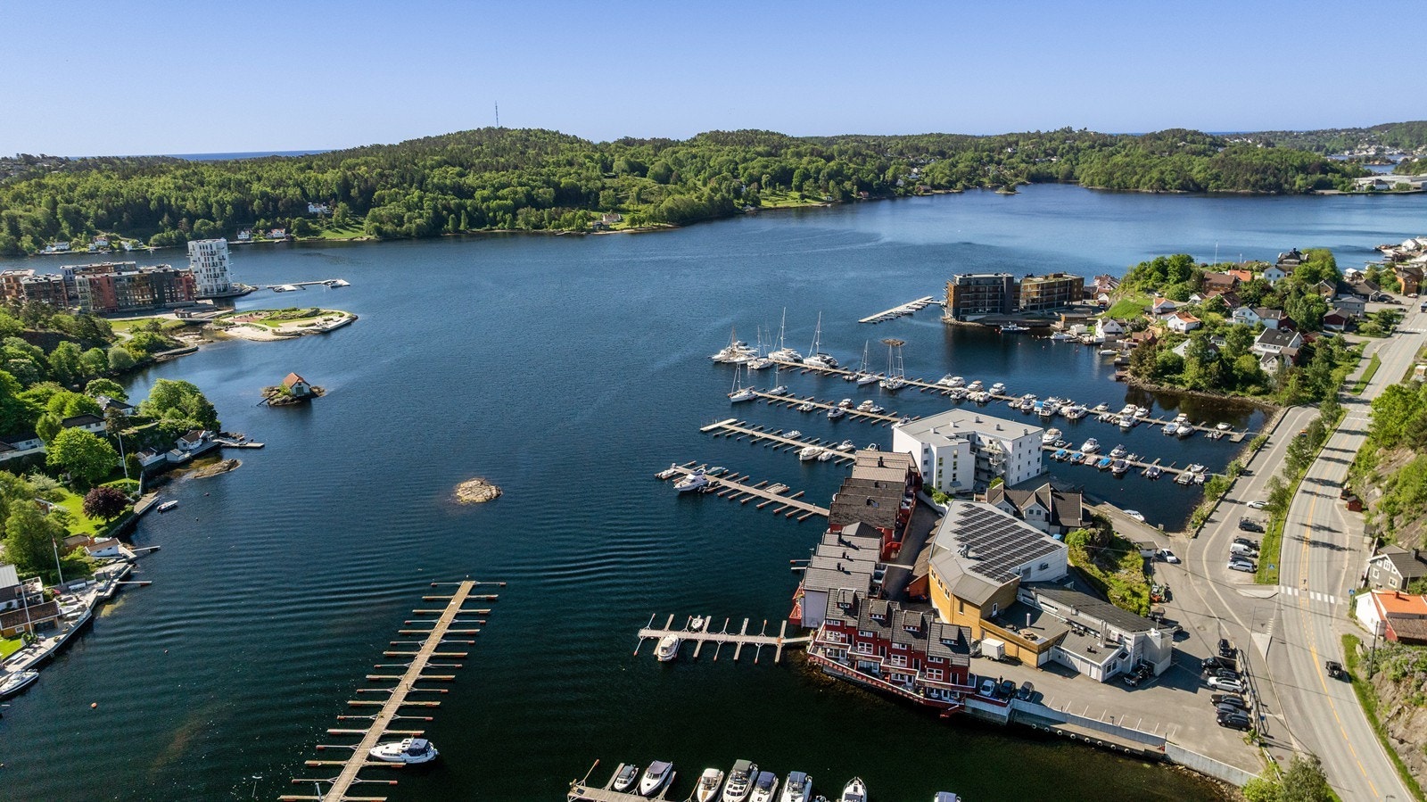 I nærområdet finner man også flotte turområder med lysløype i Bymarka, som gir gode muligheter for både trening og rekreasjon hele året. Det er også gode bussforbindelser til Arendal sentrum, noe som gjør området praktisk og lett tilgjengelig i hverdagen. Galleribilde