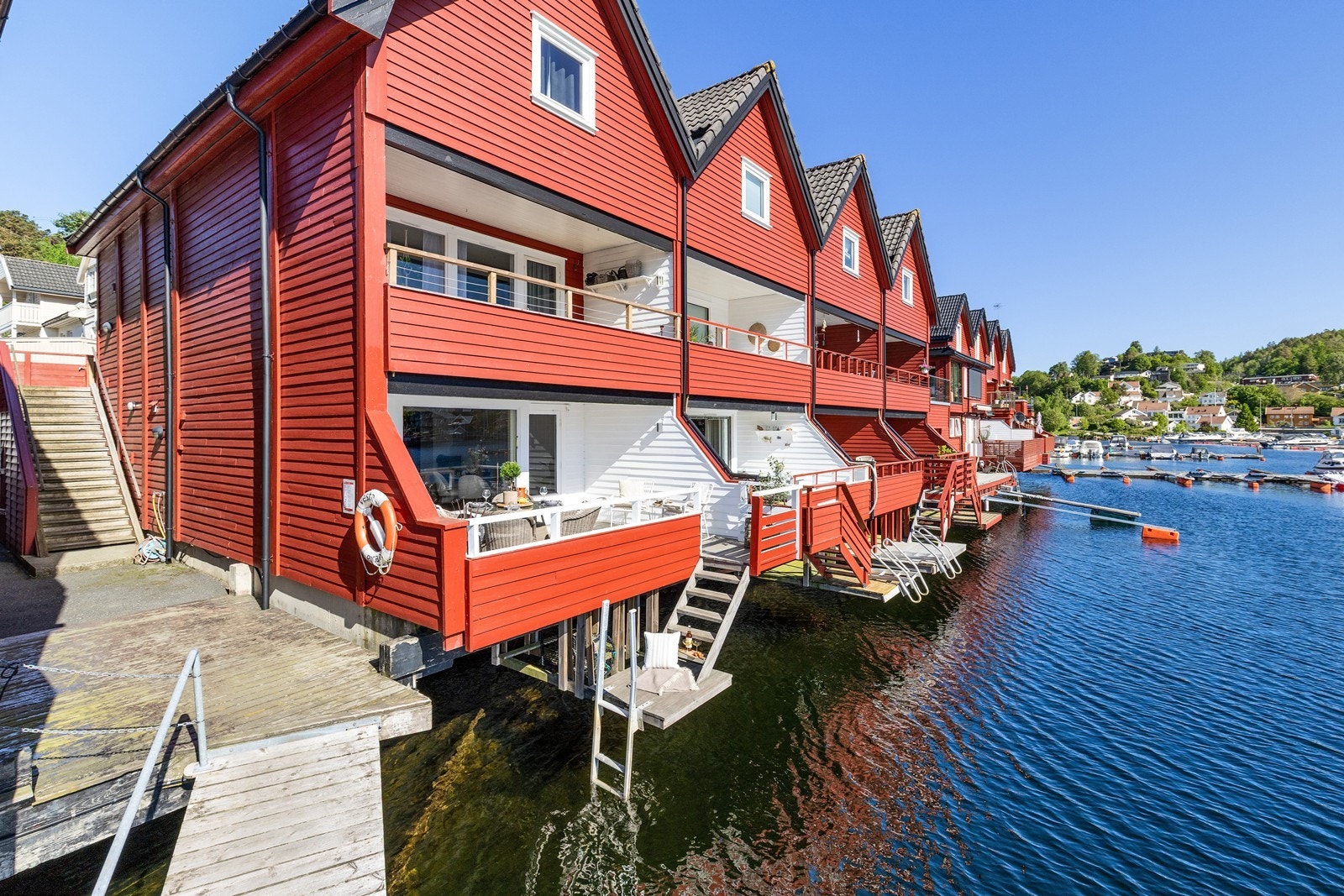 Nordvik v/ Ida M. Vatne har gleden av å presentere Holmen 27-En sjelden sørlandsperle med fantastisk utsikt samt. egen båtplass og carport rett utenfor døren. Foto: FokusFoto Galleribilde