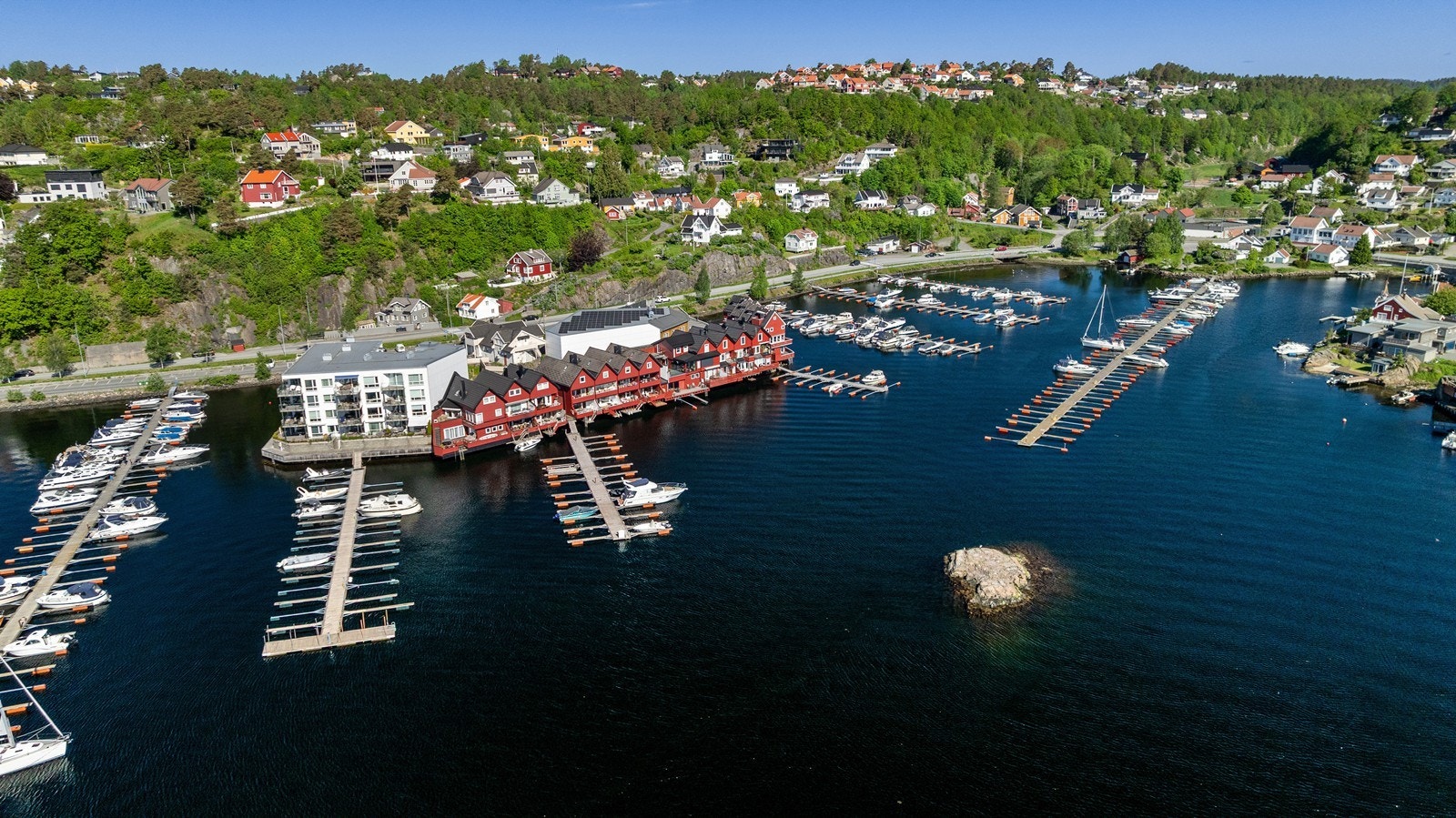 Beliggenheten er rolig og skjermet fra hovedveien, samtidig som den er sentral med kun ca. 2,5 km til Arendal sentrum. Galleribilde