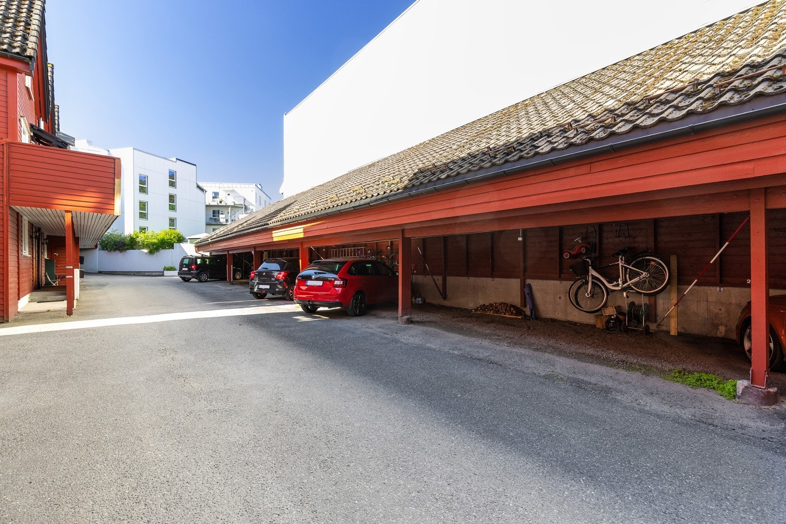 Carport merket 27, med romslig loft til lagring. Galleribilde