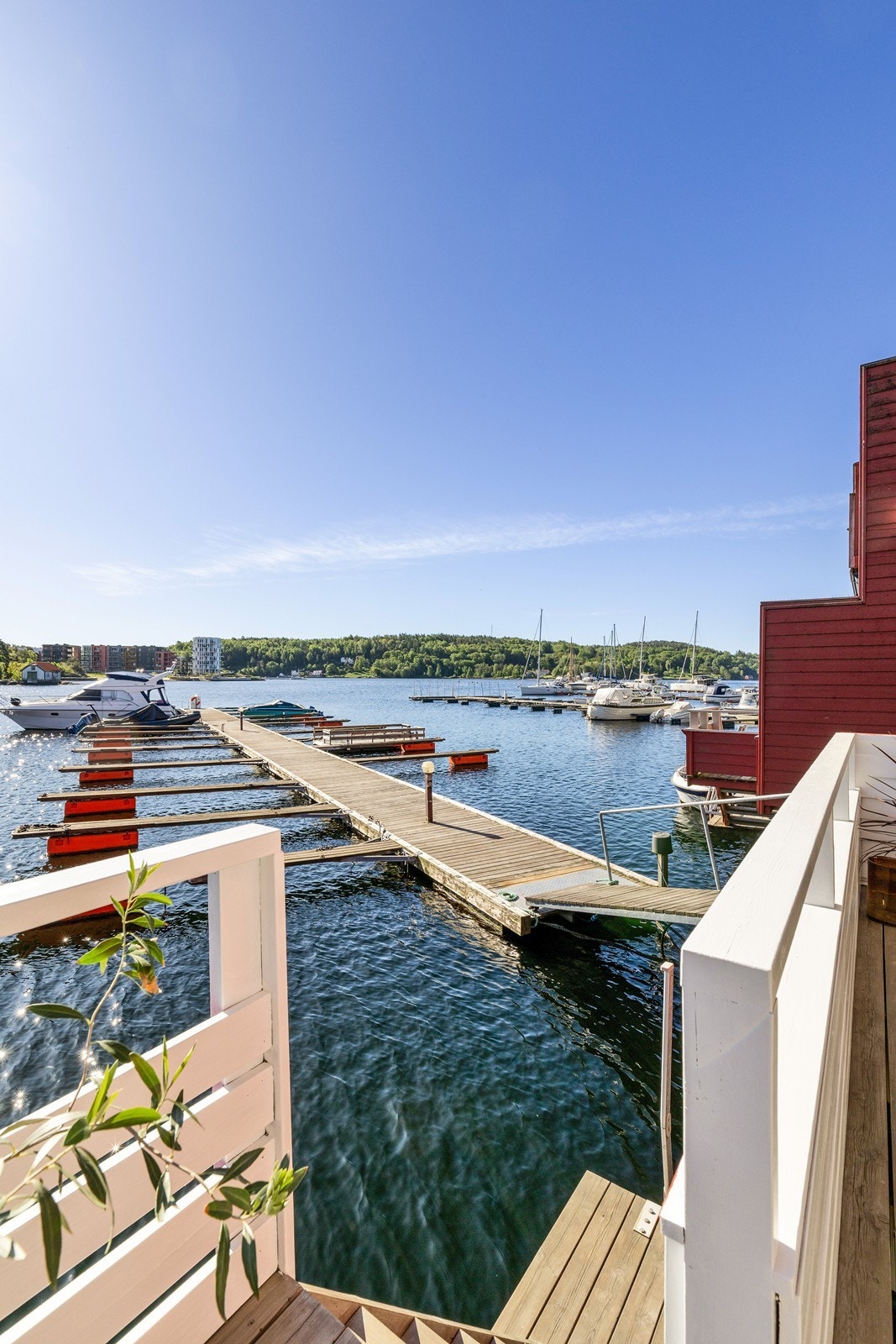 Her er det bare å ta sats for et forfriskende morgenbad fra din helt egen badeplattform. Galleribilde
