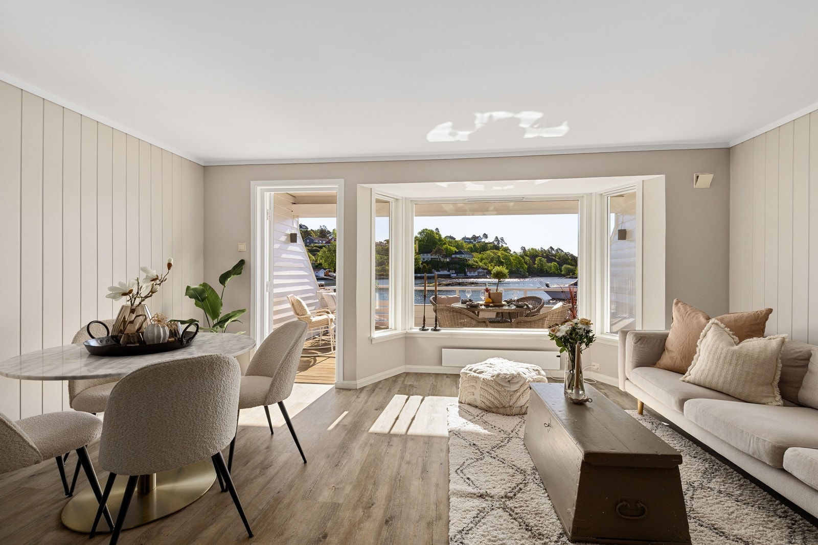 Stuen byr på store vindusflater som slipper inn rikelig med naturlig lys og gir rommet en luftig og romslig følelse. Samtidig rammes den magiske utsikten inn på en fin måte. Galleribilde