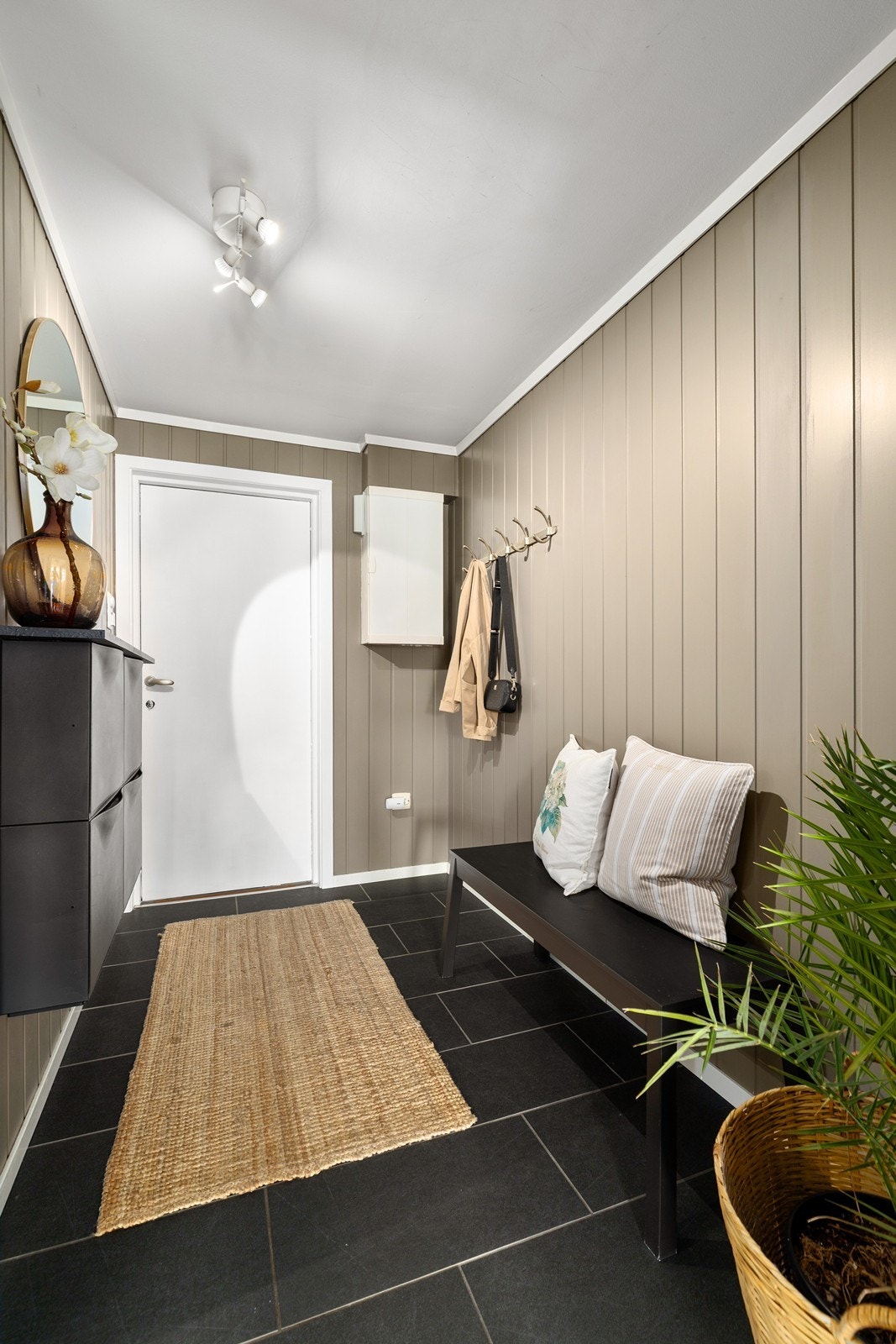 Velkommen inn. Entréen har god plass til hyller eller skapløsninger, som gir en ryddig og funksjonell inngangsparti. Galleribilde