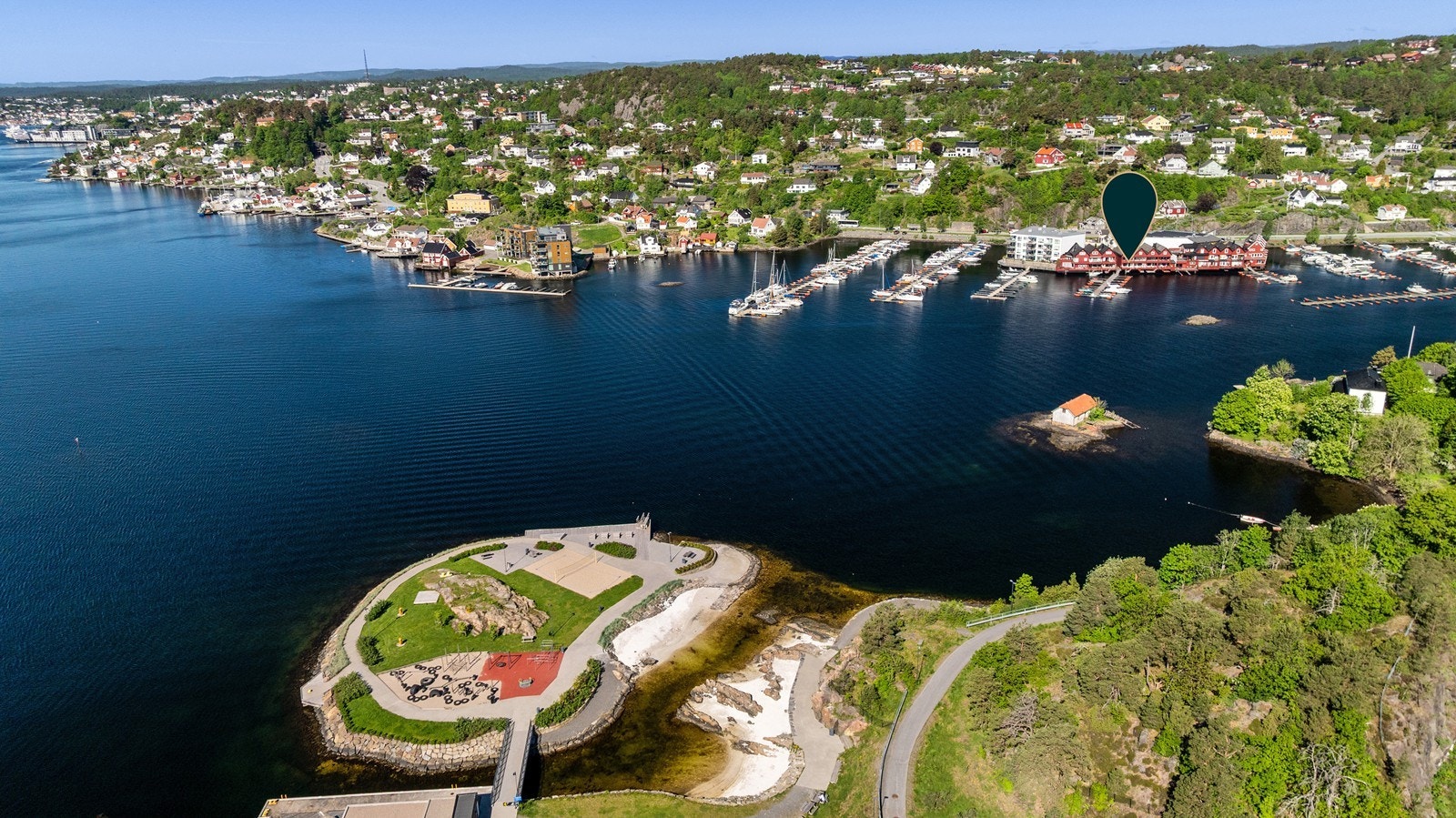 Fra eiendommen er det kort vei til Arendal sentrum og dagligvarebutikker på både Birkenlund og Krøgenes handelspark, som også tilbyr treningssenter, restaurant, apotek m.m Galleribilde
