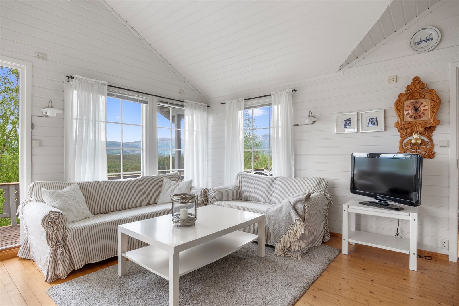 Hytta ble satt opp i 1989, og er på 60m² bruksareal, i tillegg til hele 35m² gulvareal på hems. Galleribilde