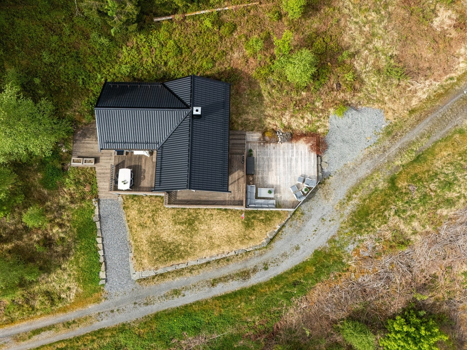 Det er tinglyst bruksrett til eksisterende skogsvei. Tomten strekker seg over 492m². Galleribilde