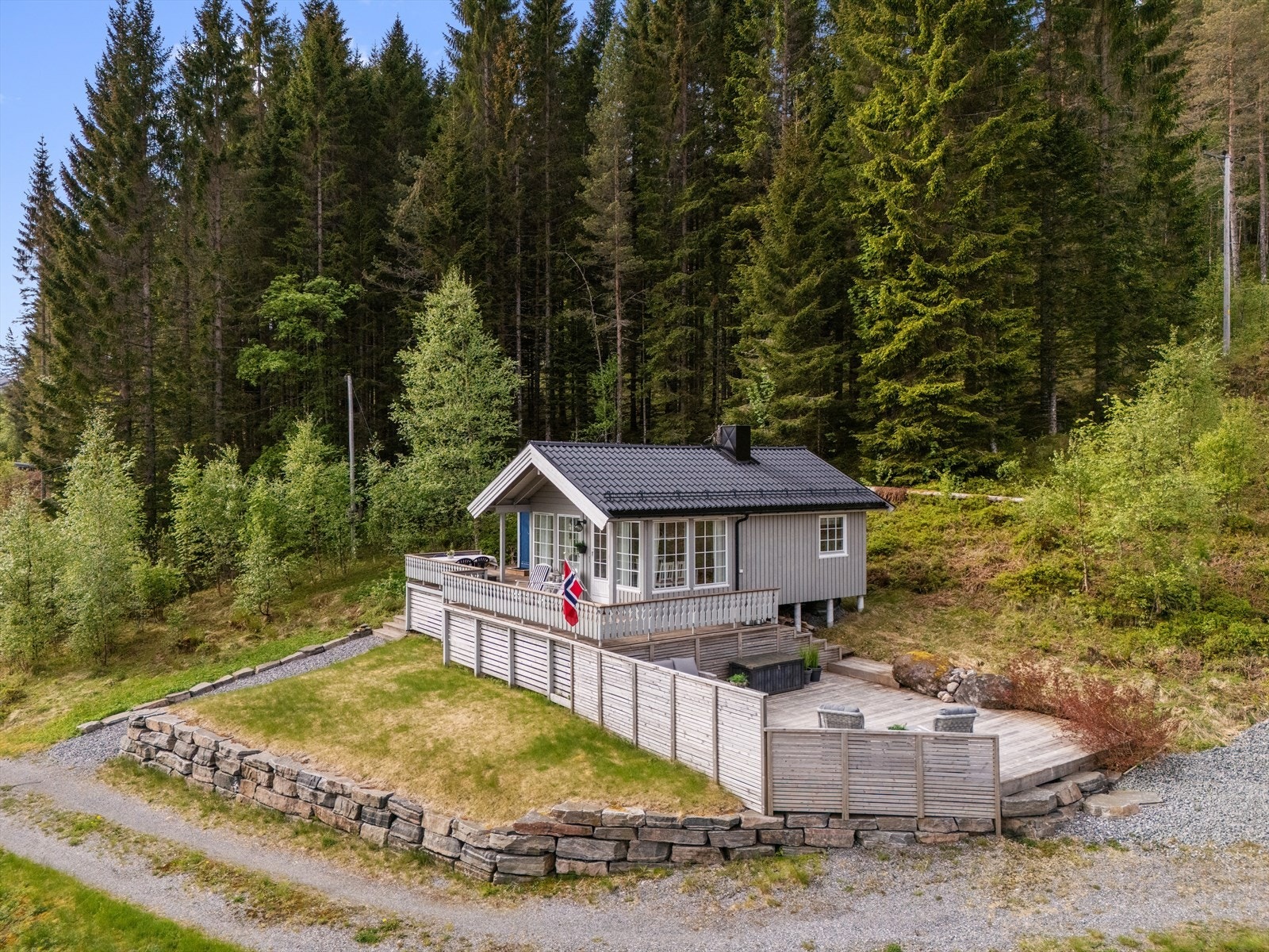 Eiendommen har skjermet beliggenhet, med umiddelbar nærhet til både marka og sjøen. Galleribilde