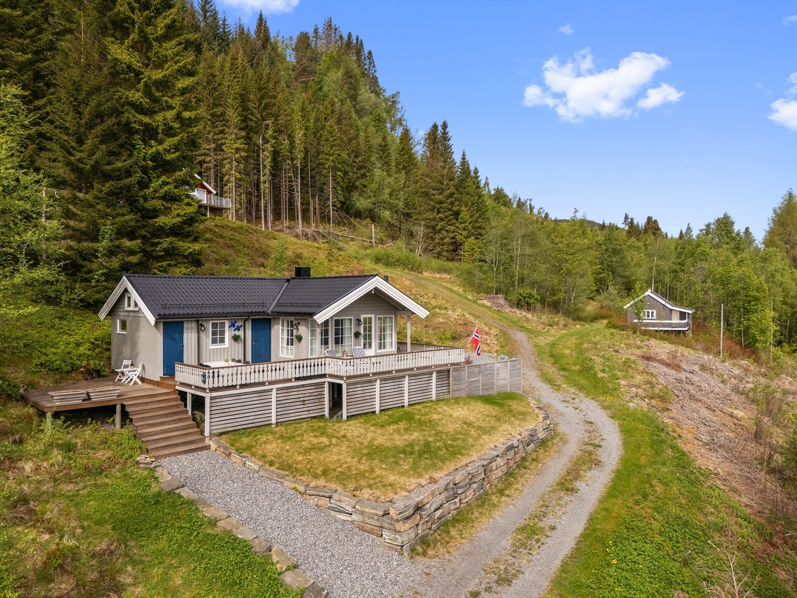 Velkommen til Halsavegen 340 - En idyllisk fritidseiendom med nærhet til sjøen, solrike uteområder og fantastisk utsikt! Galleribilde